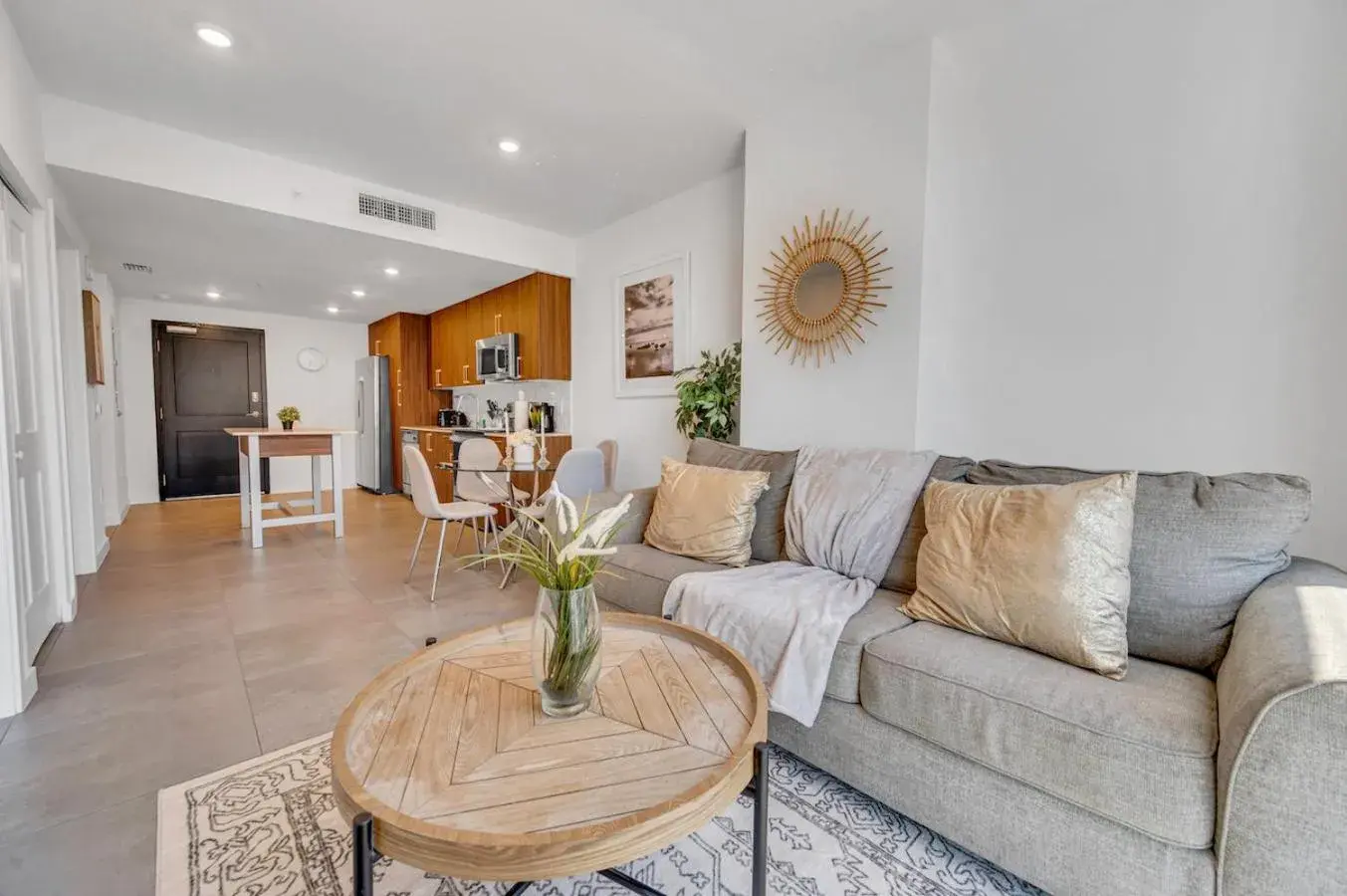 Beautiful Unit with Amazing View & Free Parking Beautiful Unit with Amazing View & Free Parking