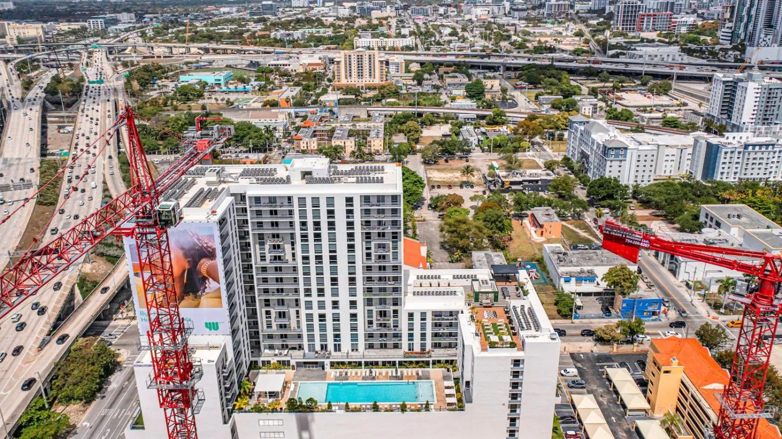 Beautiful Unit with Amazing View & Free Parking