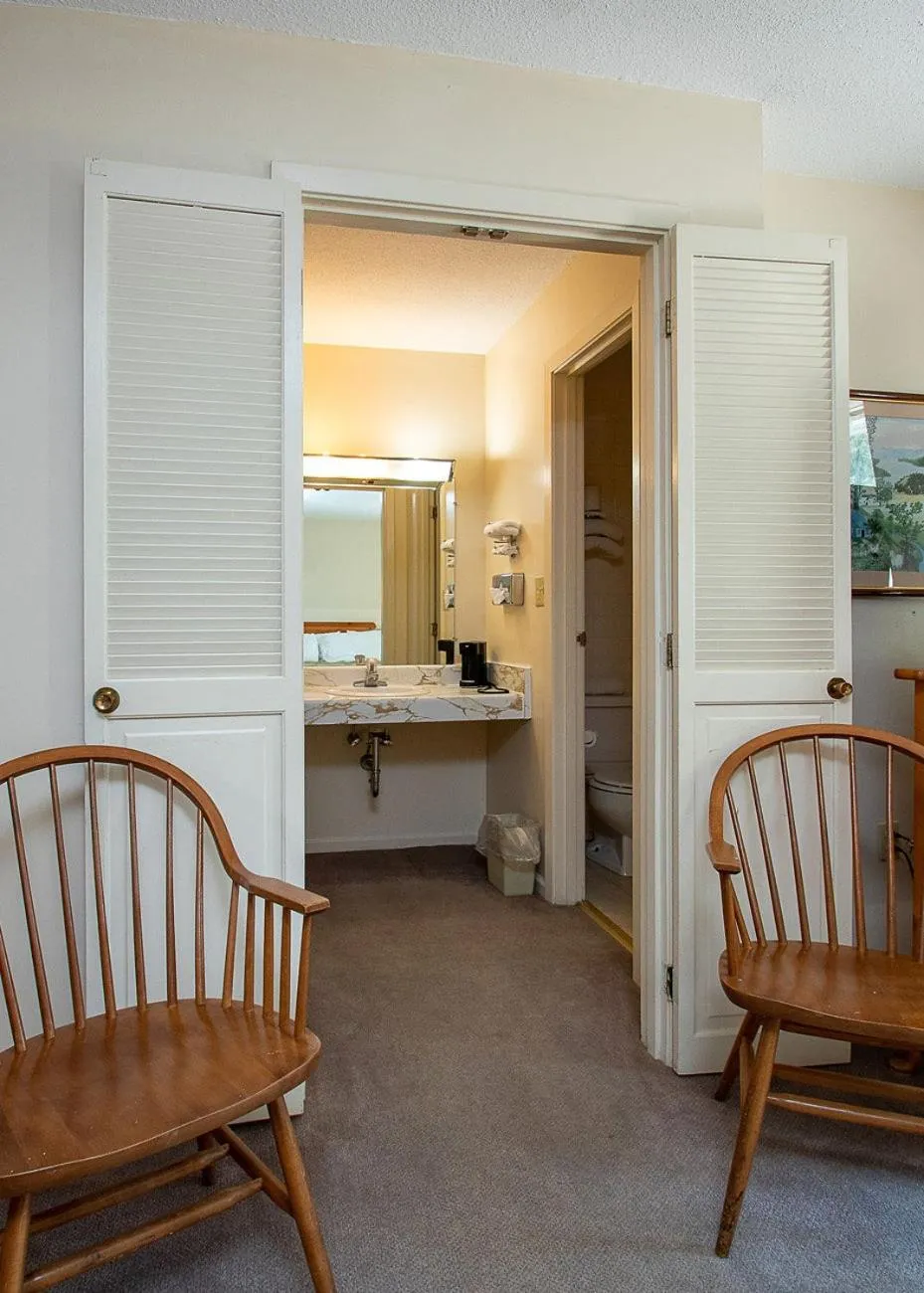 Bathroom in Country Squire inn and suites