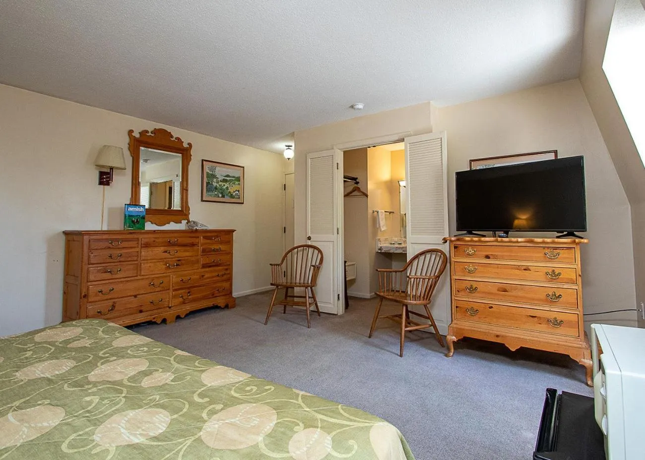 Bedroom, Bed in Country Squire inn and suites