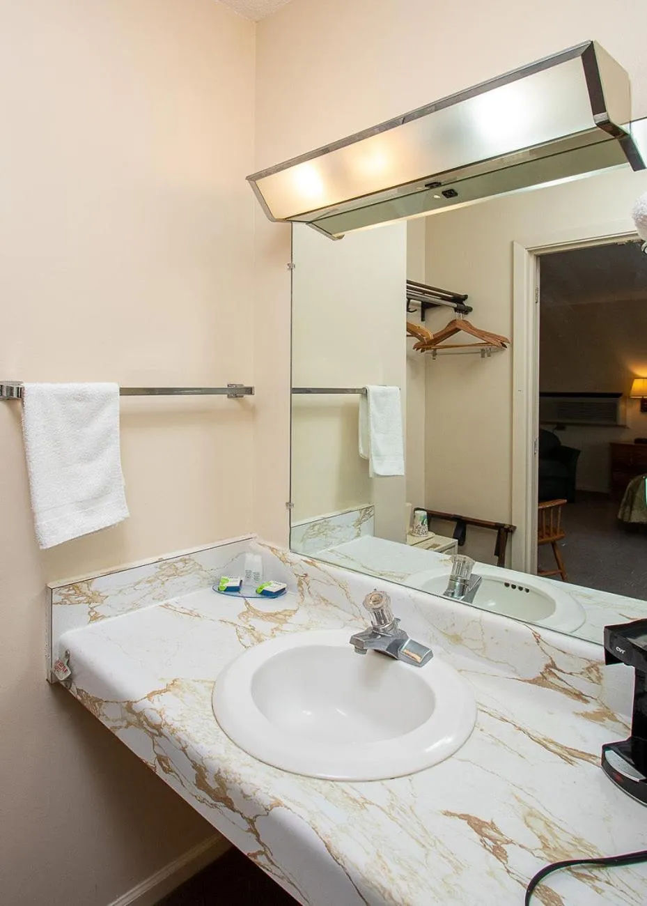 Bathroom in Country Squire inn and suites