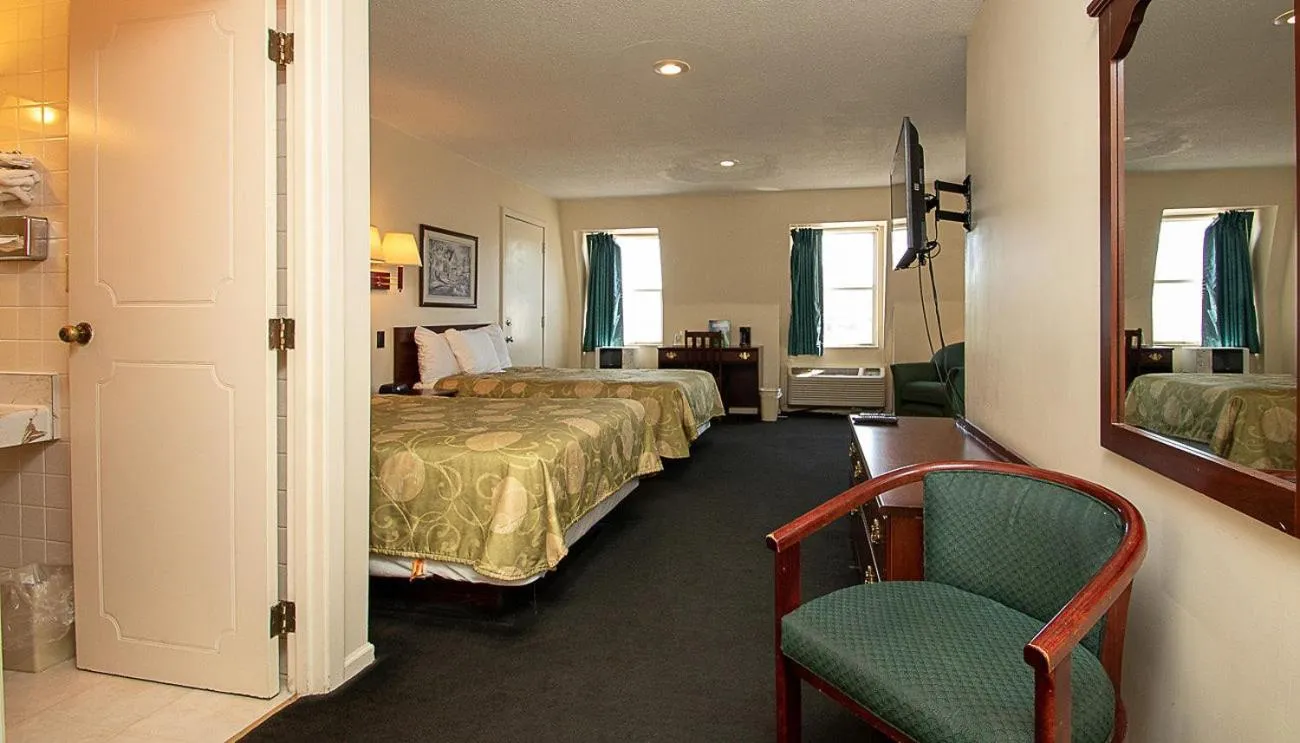 Bedroom, Bed in Country Squire inn and suites