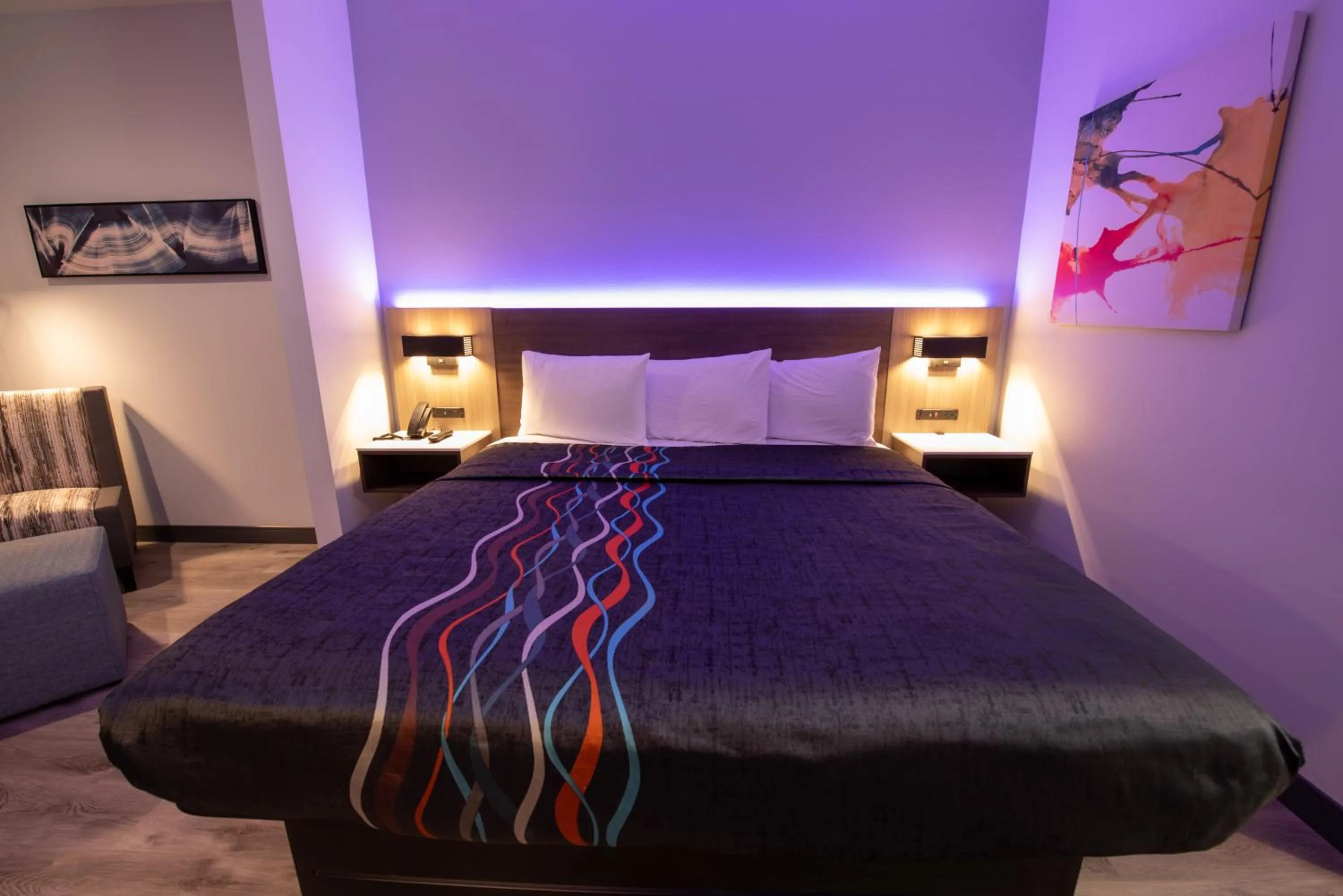 Bed in Express Inn & Suites