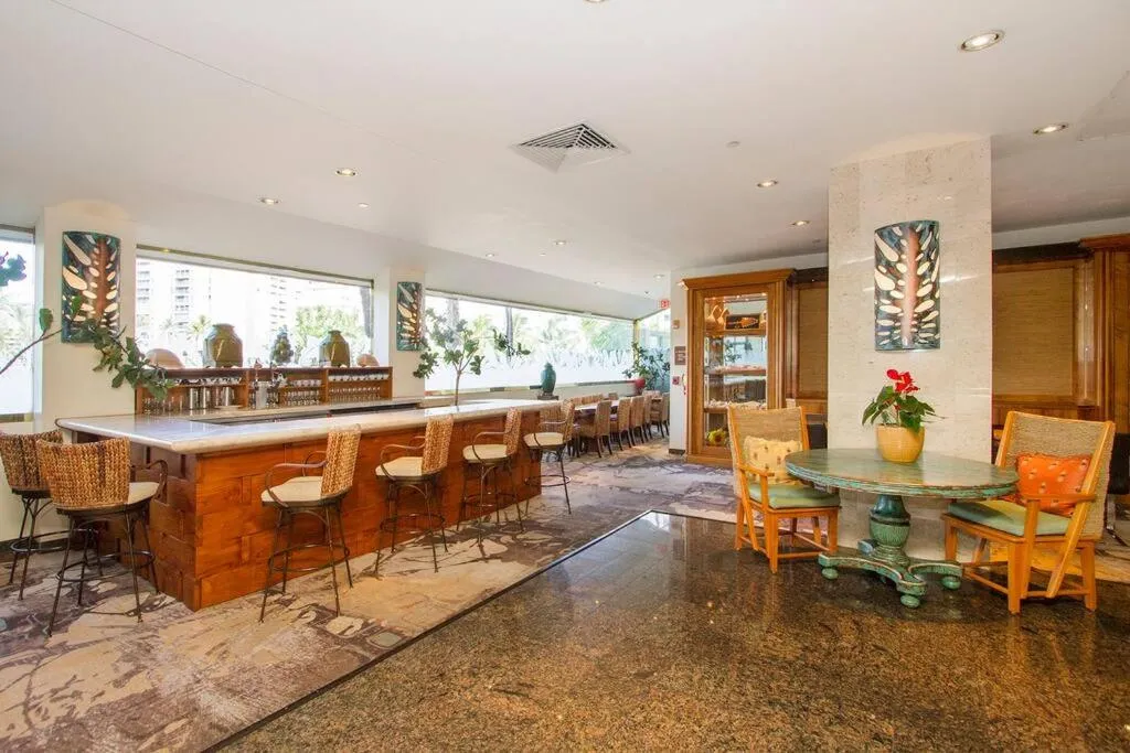 Hotel room on the strip in Kalakaua Ave views L903