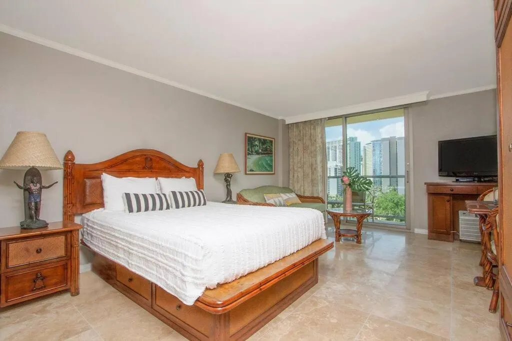 Hotel room on the strip in Kalakaua Ave views L903