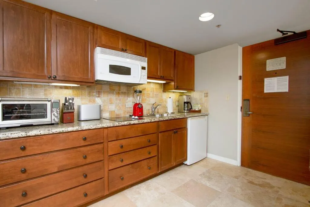 Hotel room on the strip in Kalakaua Ave views L903