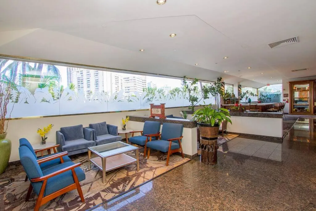 Hotel room on the strip in Kalakaua Ave views L903