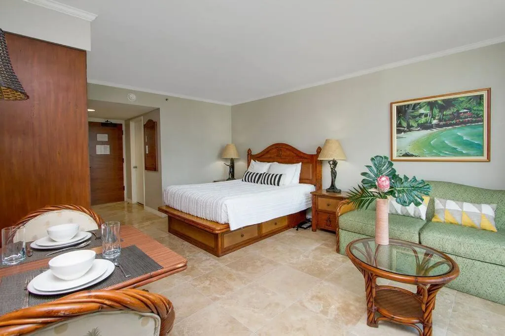 Hotel room on the strip in Kalakaua Ave views L903