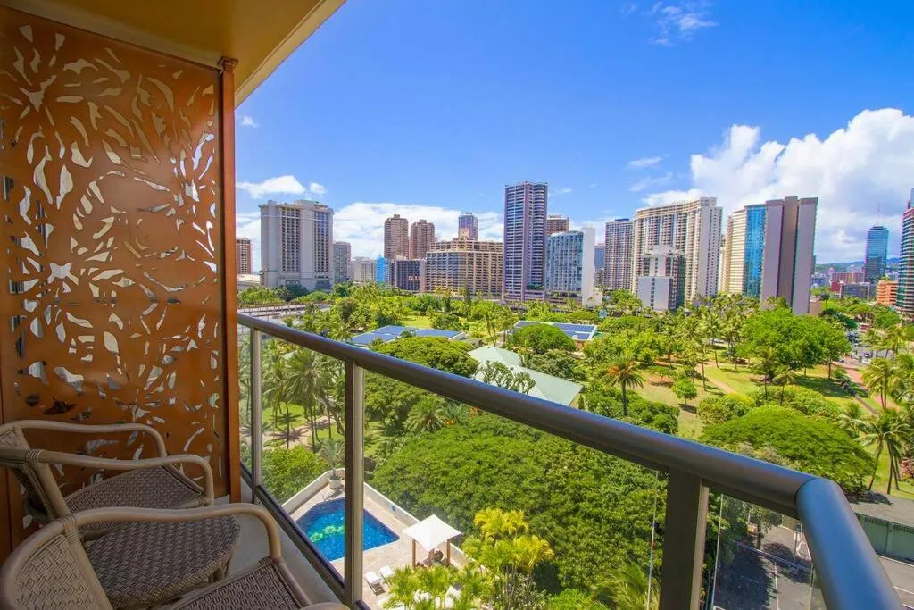 Hotel room on the strip in Kalakaua Ave views L903