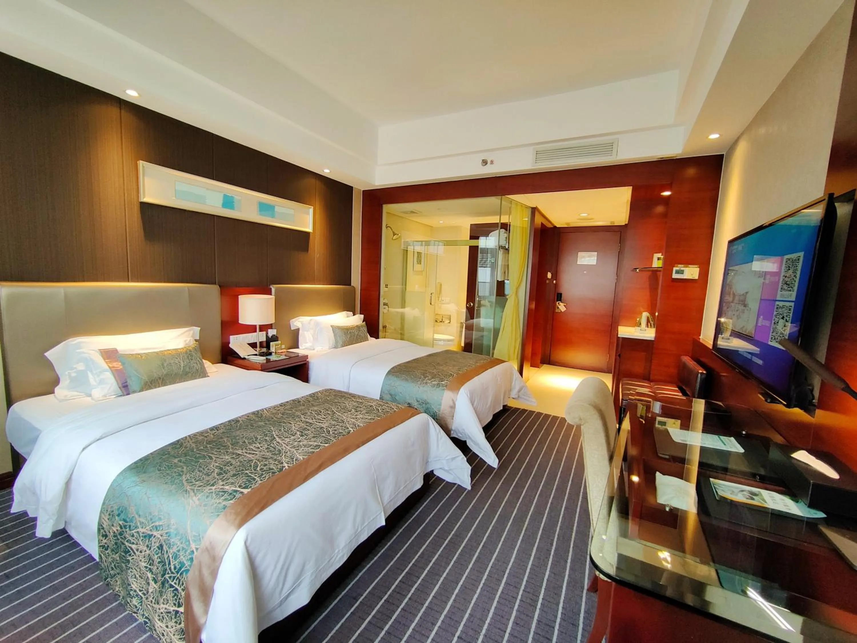 Bed in Kunming Haitian Hotel