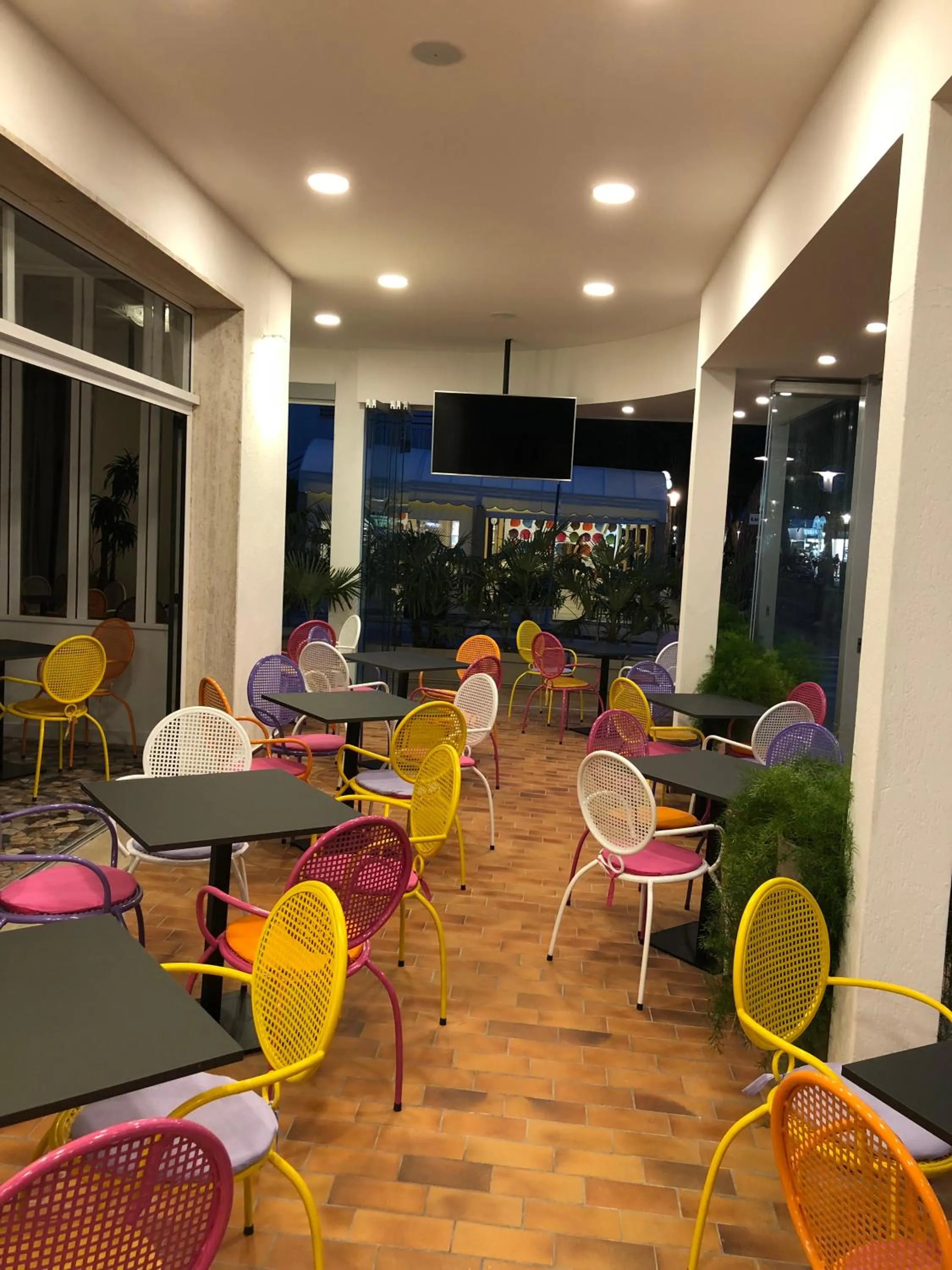 Restaurant/places to eat in Hotel Marlisa Pier