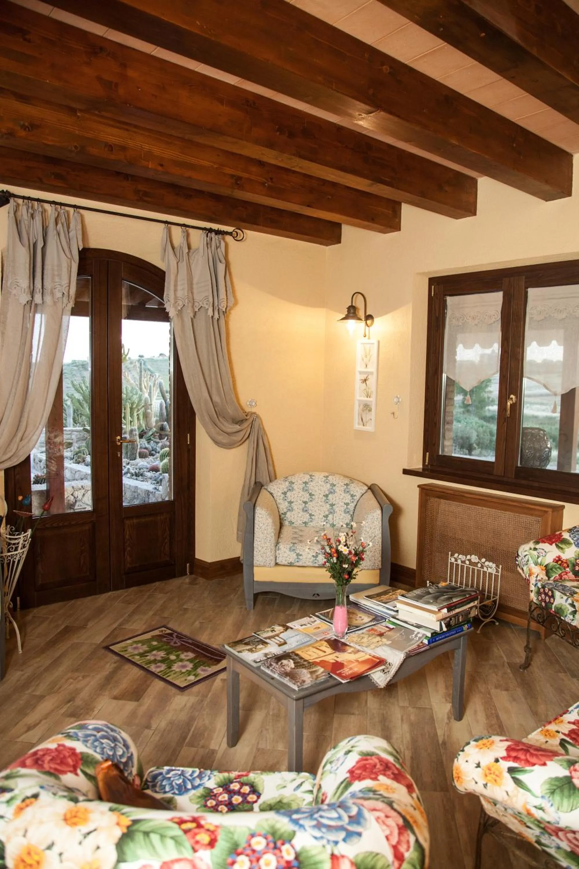 Communal lounge/ TV room in Relais Garden Cactus B&B