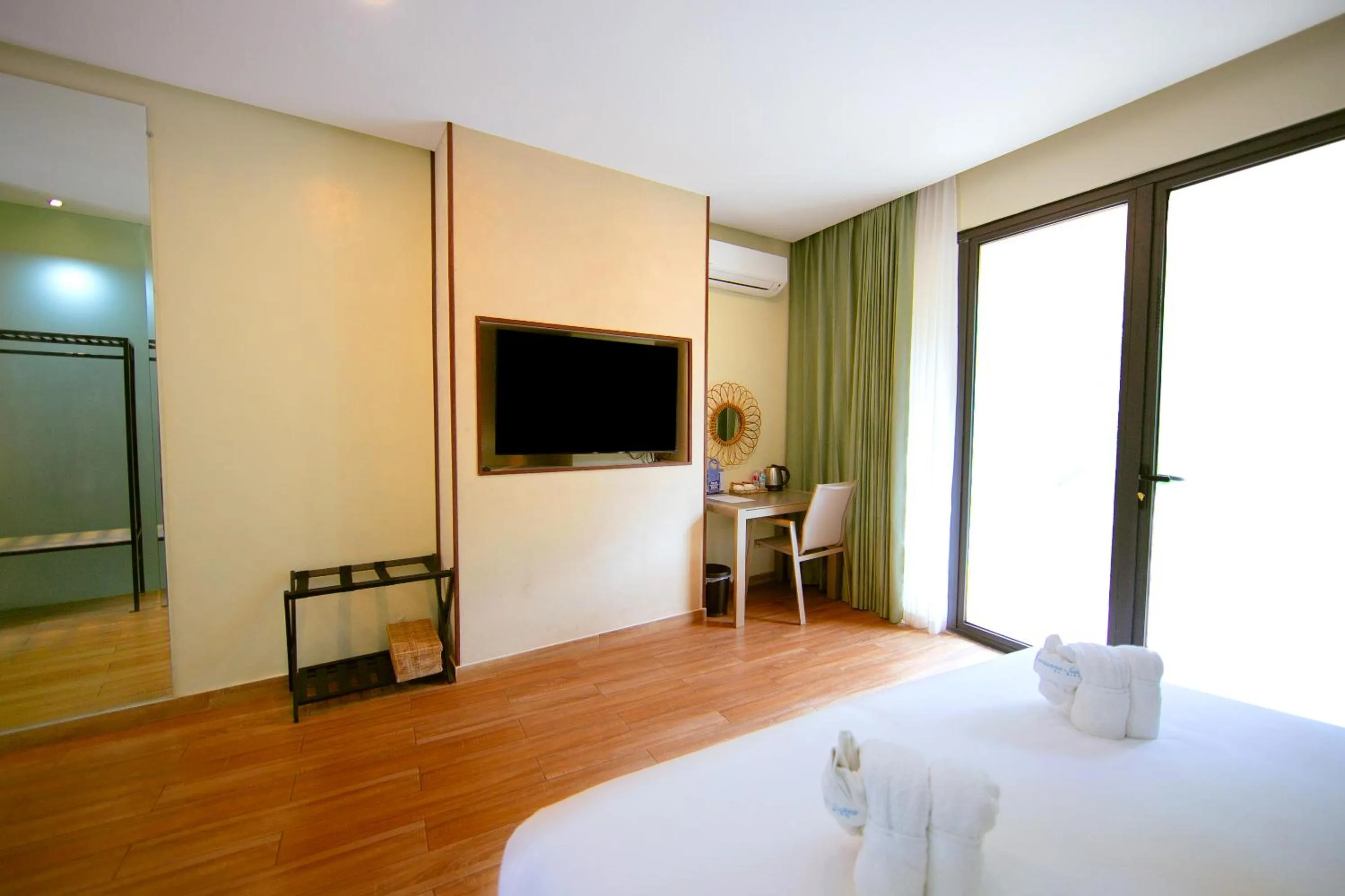 TV and multimedia, Bed in Marianne Suites El Nido