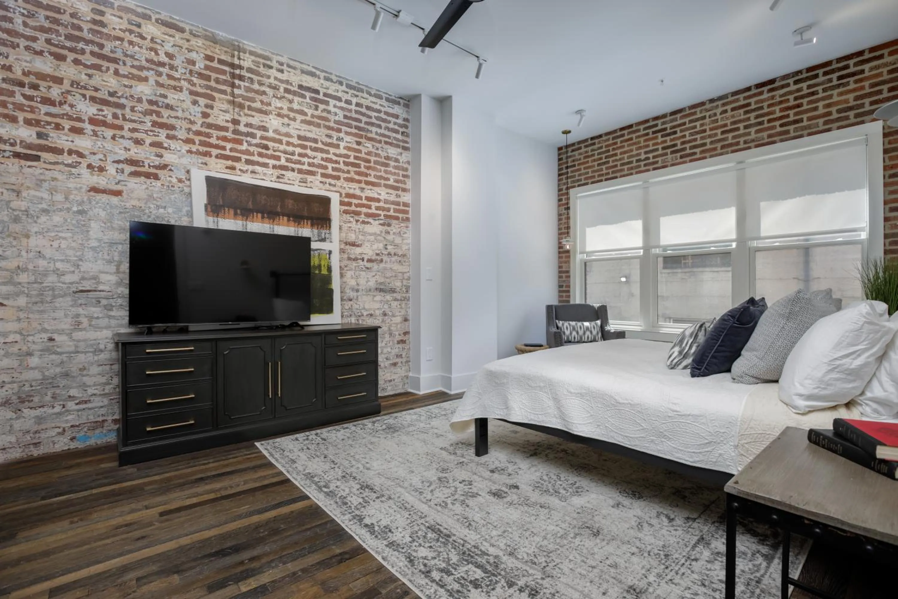 TV and multimedia in Loft condo by Mercedes Benz w balcony Apt 101