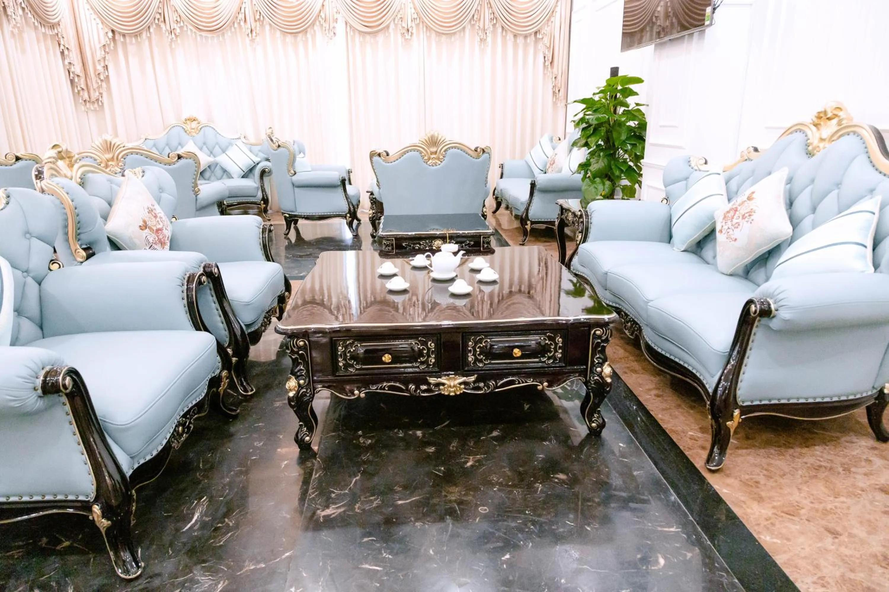 Restaurant/places to eat in Senior Hotel 2