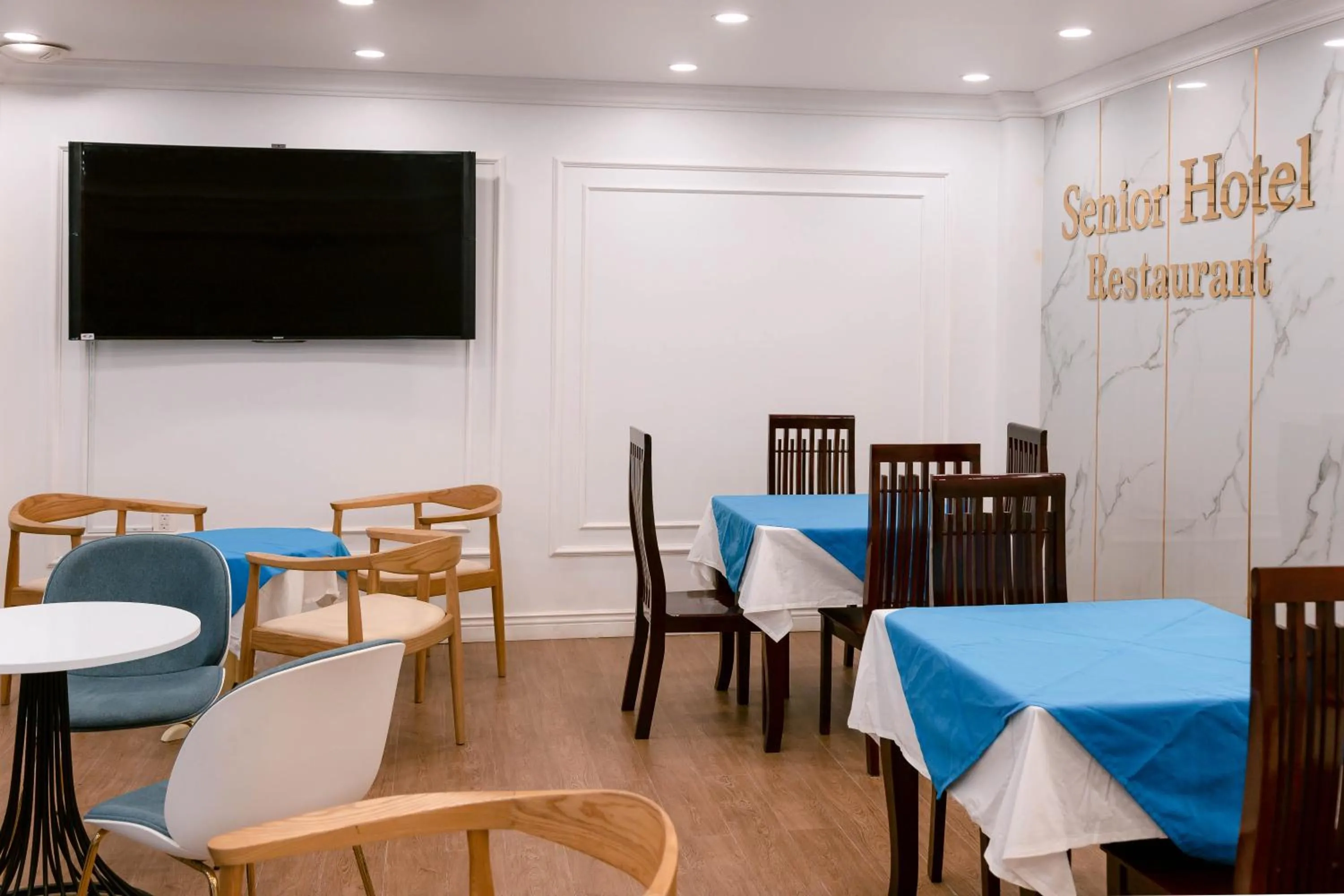 Restaurant/places to eat in Senior Hotel 2