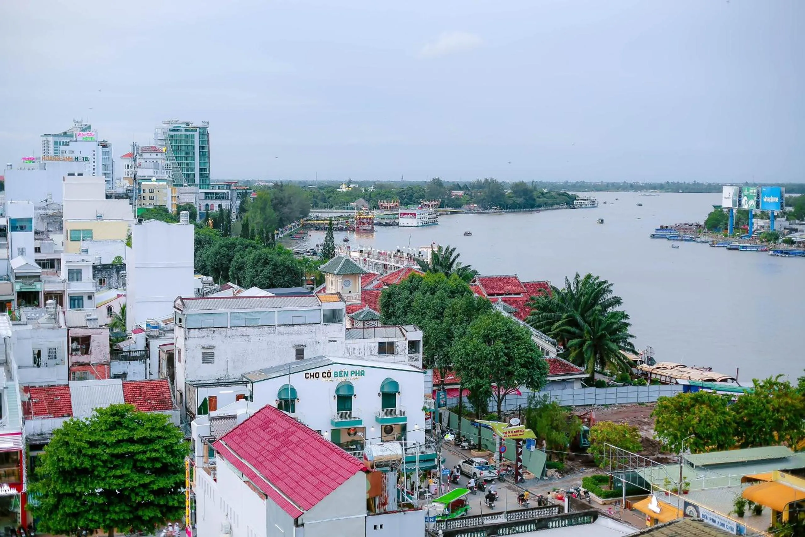 Restaurant/places to eat in Senior Hotel 2