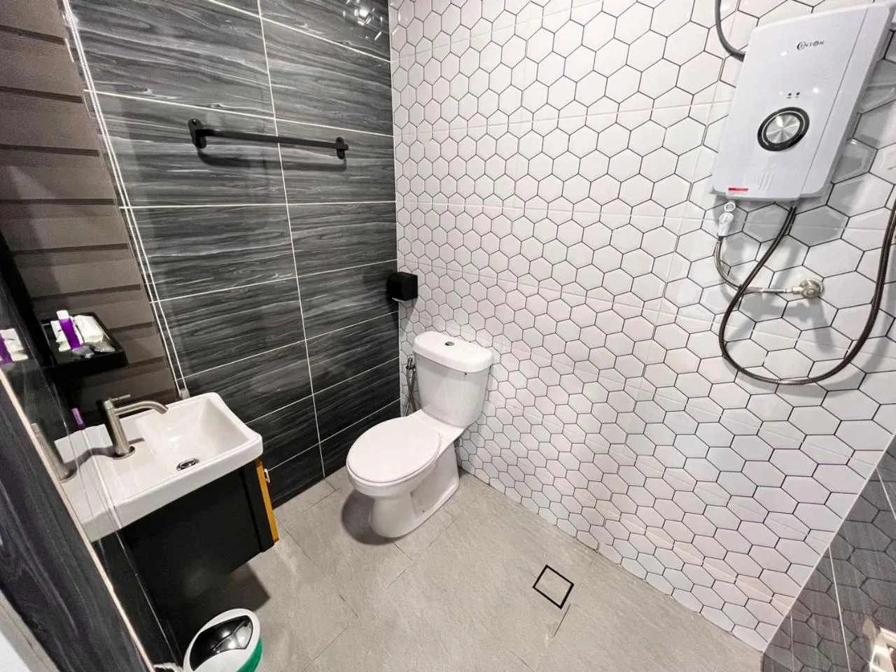 Toilet in BEATRIX HOTEL