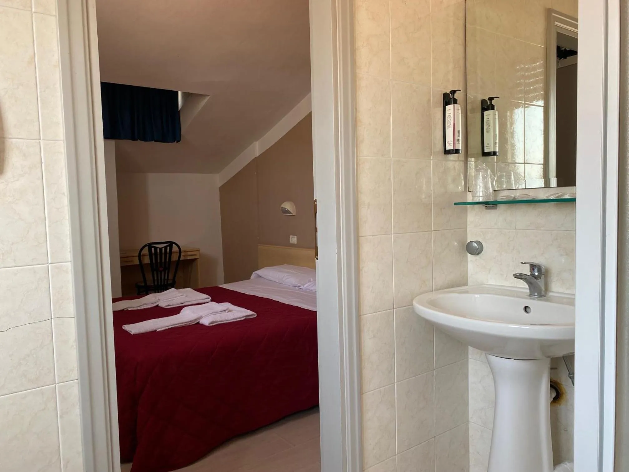 Bathroom, Bed in Hotel New Primula