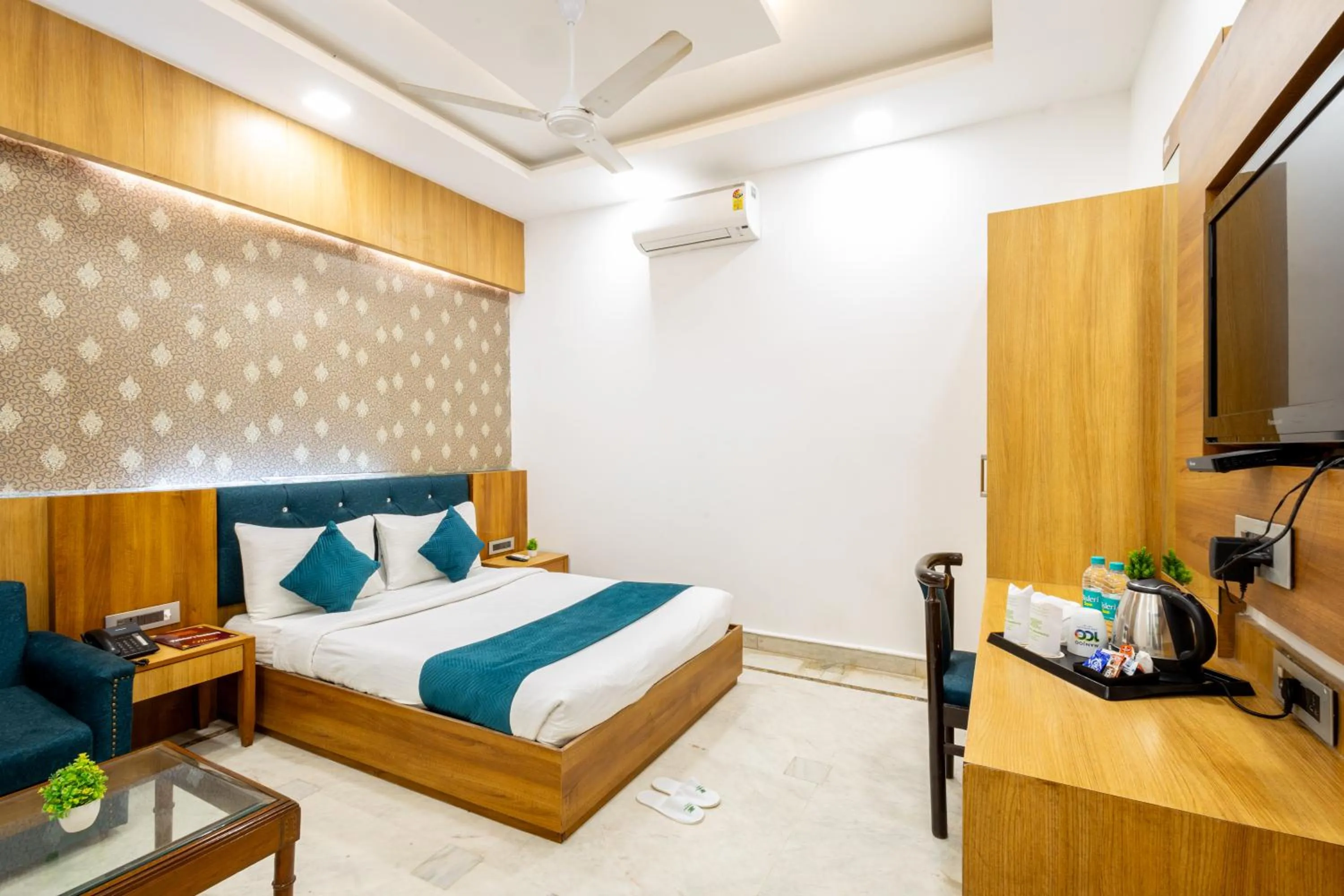 TV and multimedia, Bed in Hotel Panickers Residency - Near Ganga Ram & BLK Hospital - Karol Bagh