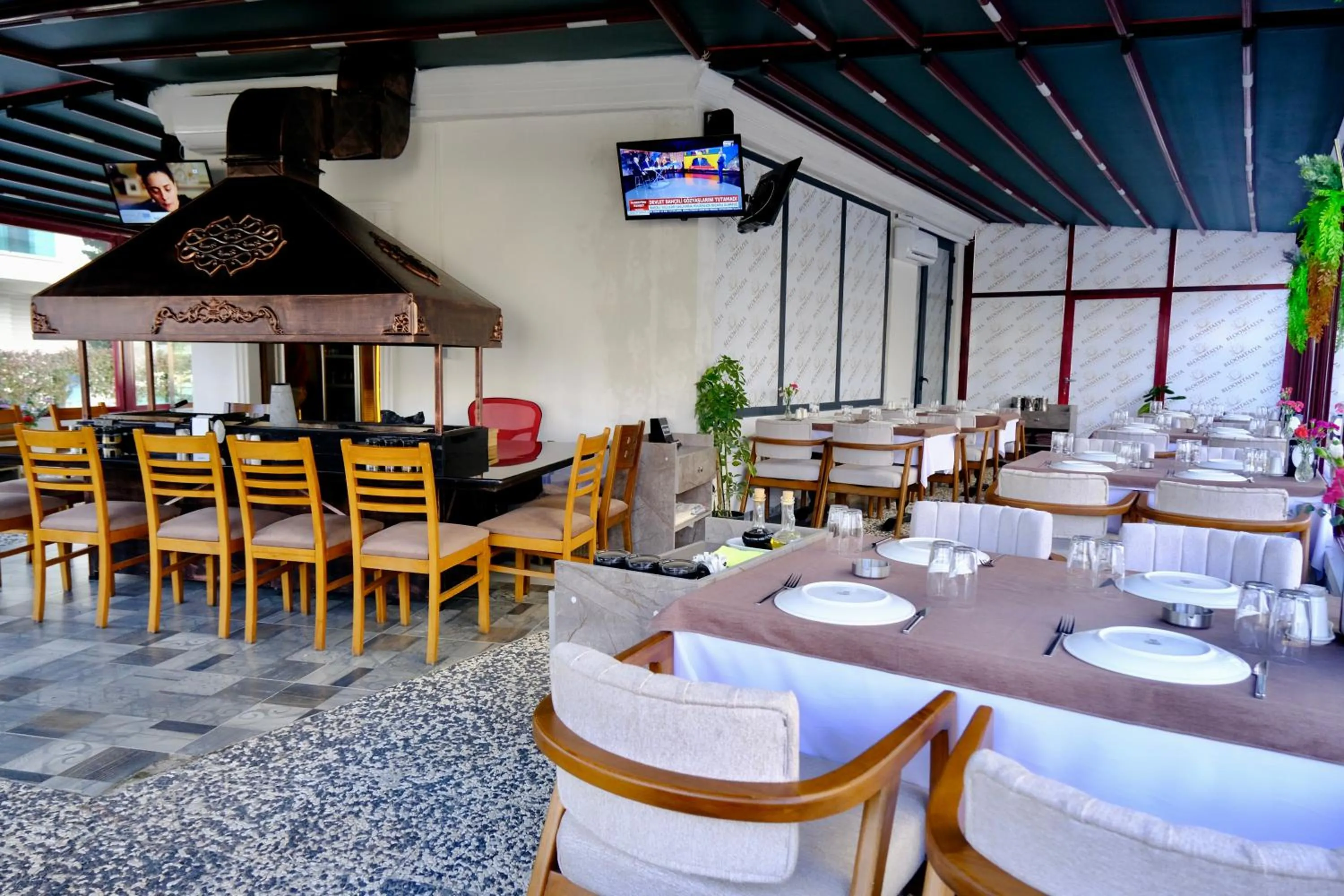 Restaurant/places to eat in Bloomtalya Hotel