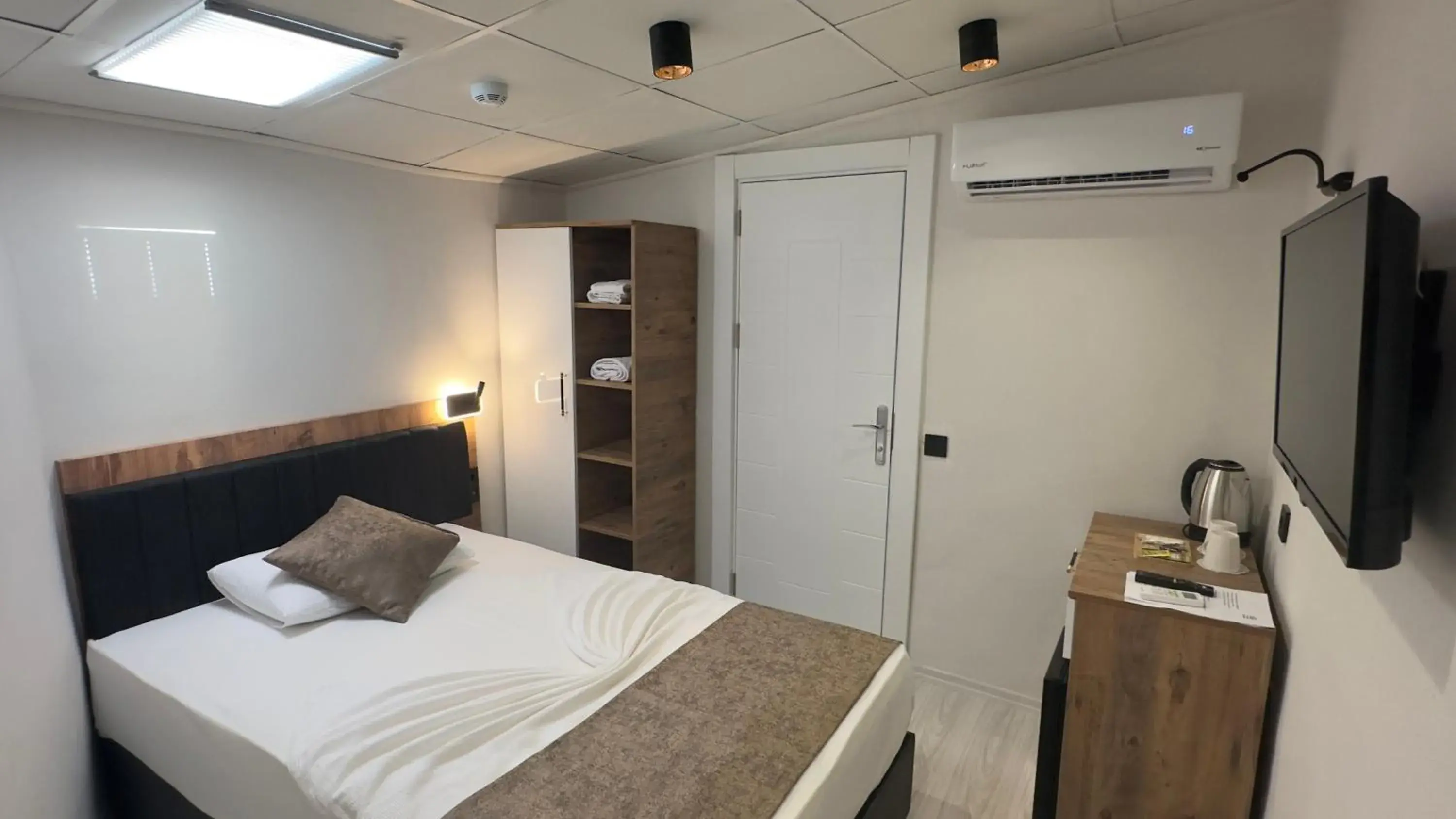 Single Room with Private Bathroom in Bloomtalya Hotel Single Room with Private Bathroom in Bloomtalya Hotel