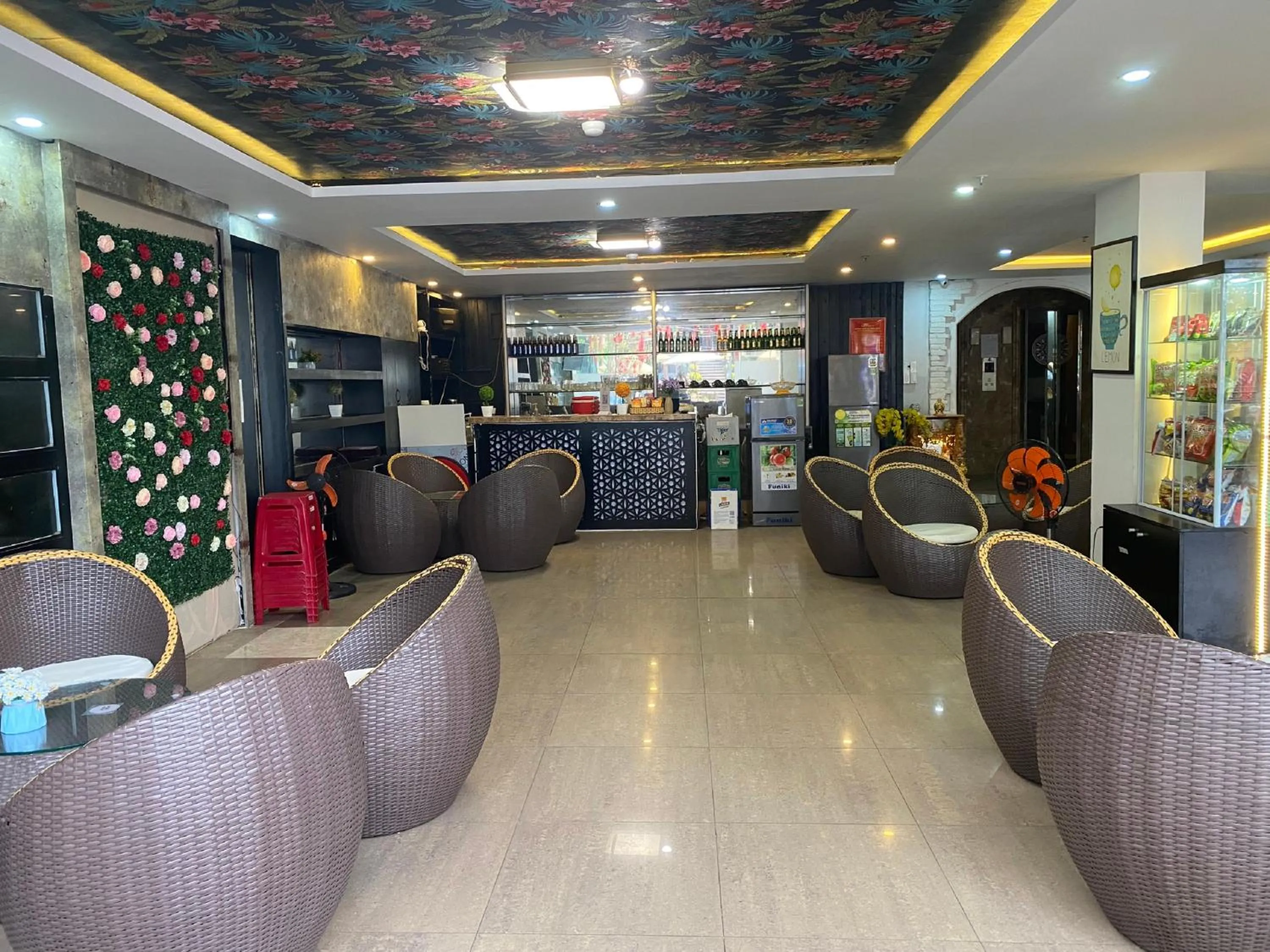 Communal lounge/ TV room in Amis Hotel & Apartment - 50m to My Khe Beach