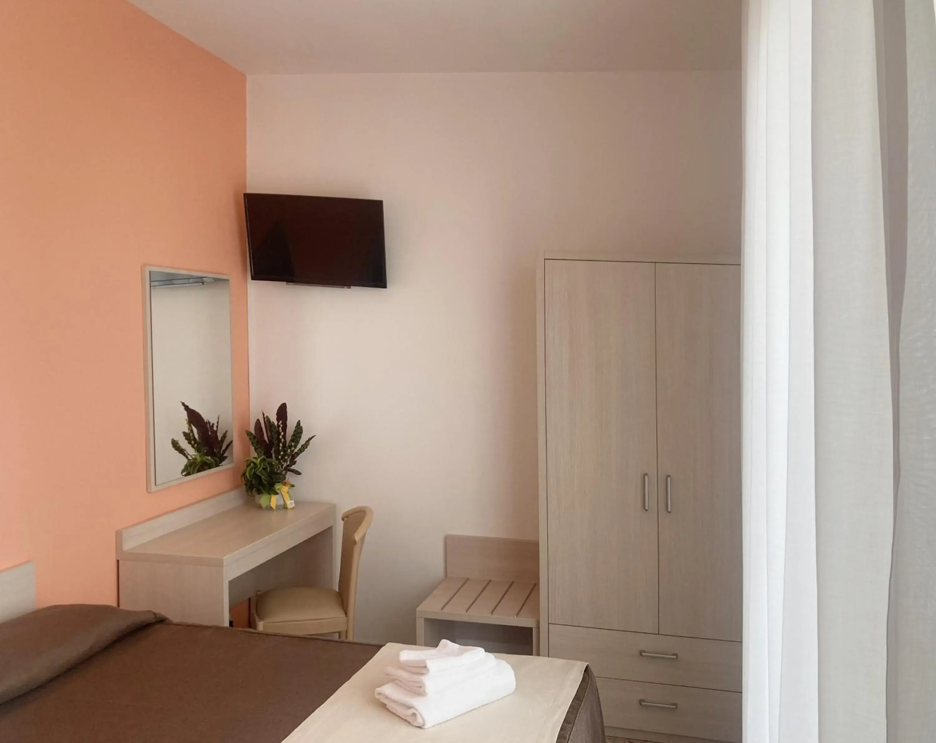 Double or Twin Room with Lake View in Hotel Villa Trieste Double or Twin Room with Lake View in Hotel Villa Trieste