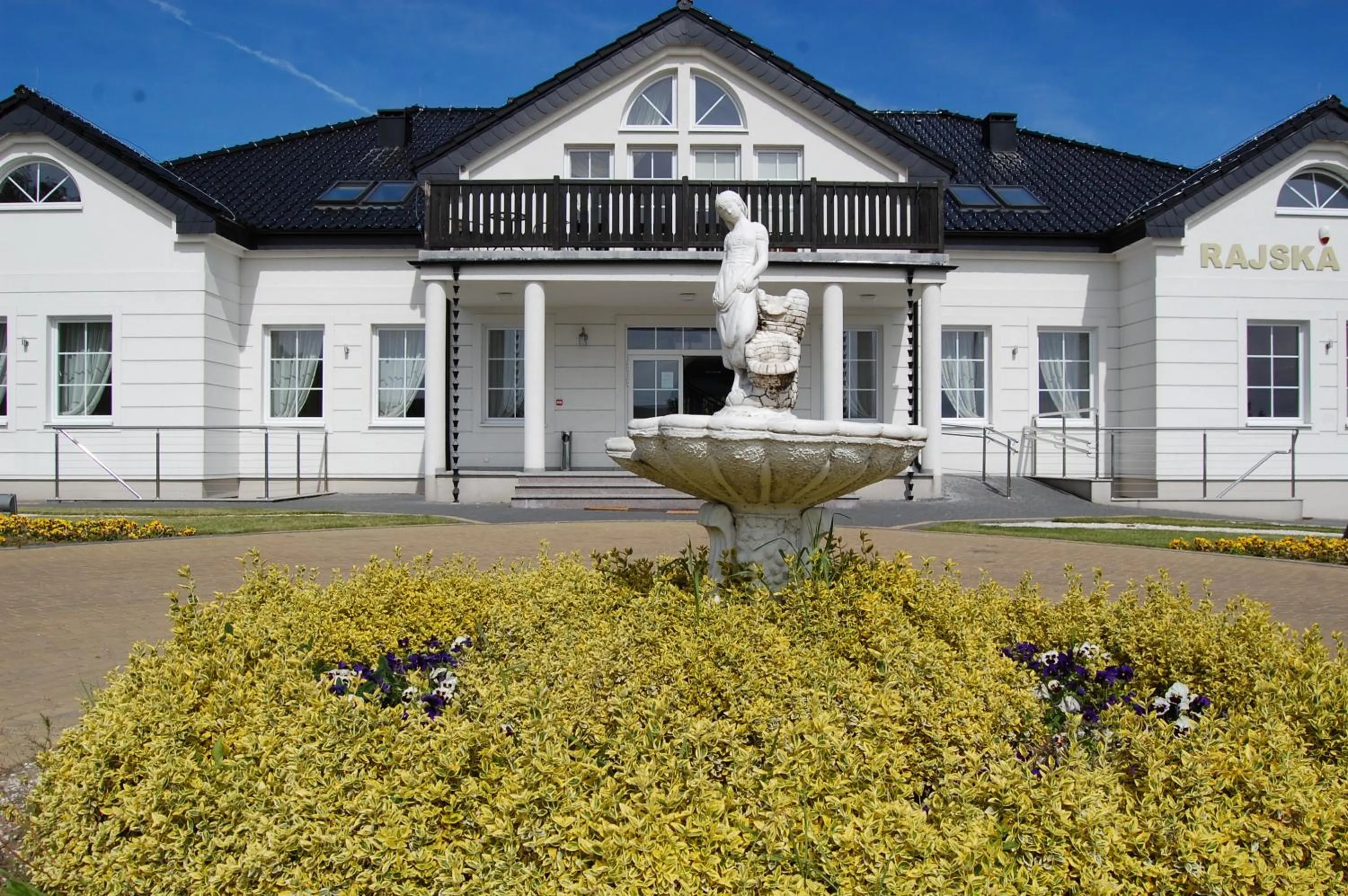 Facade/entrance in Dworek Rajska Góra