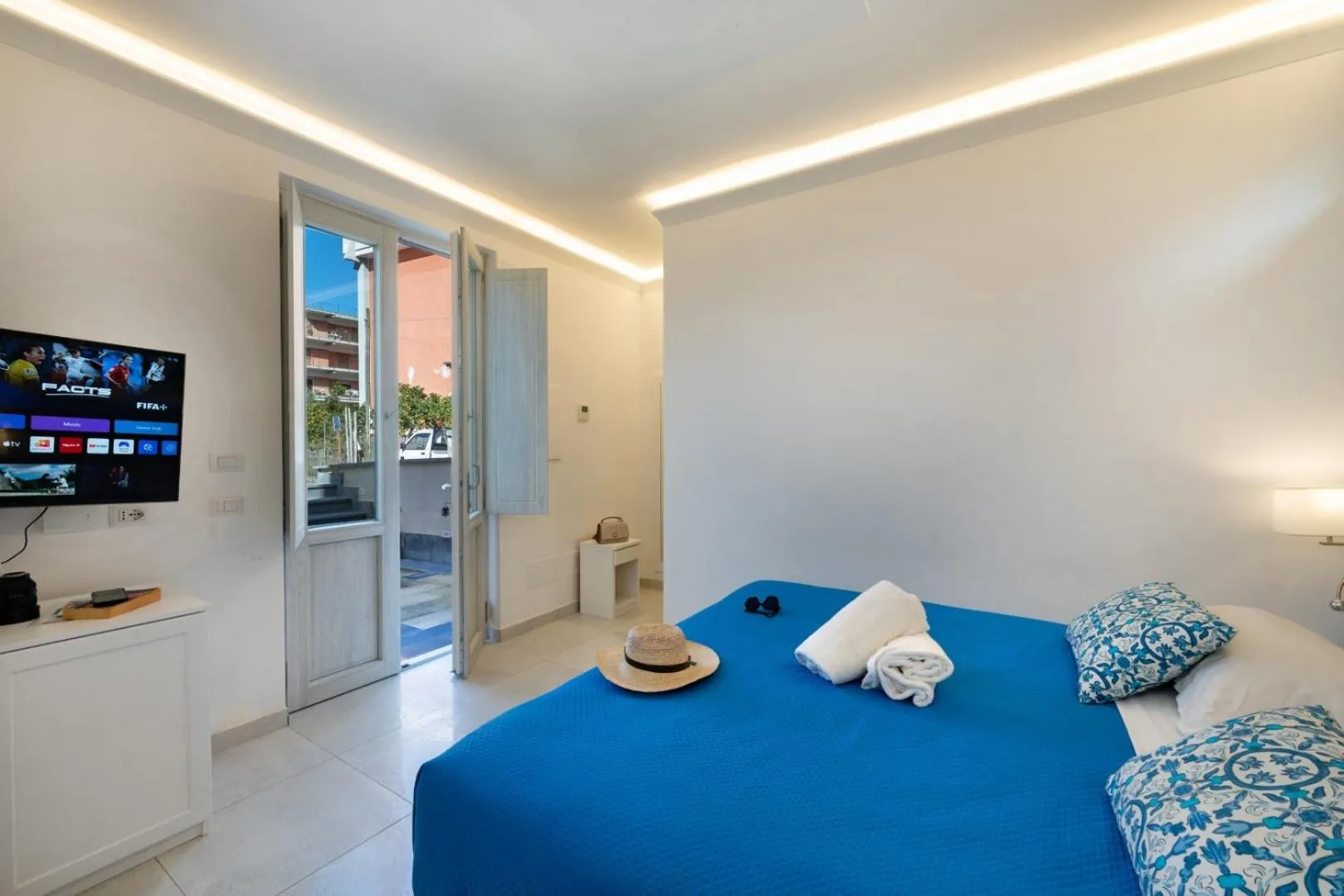 Bed in Villa Emanuel White