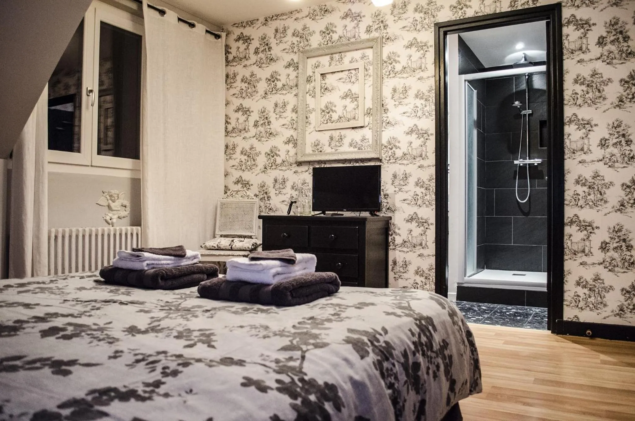 Bathroom, Bed in L'Escarbotine