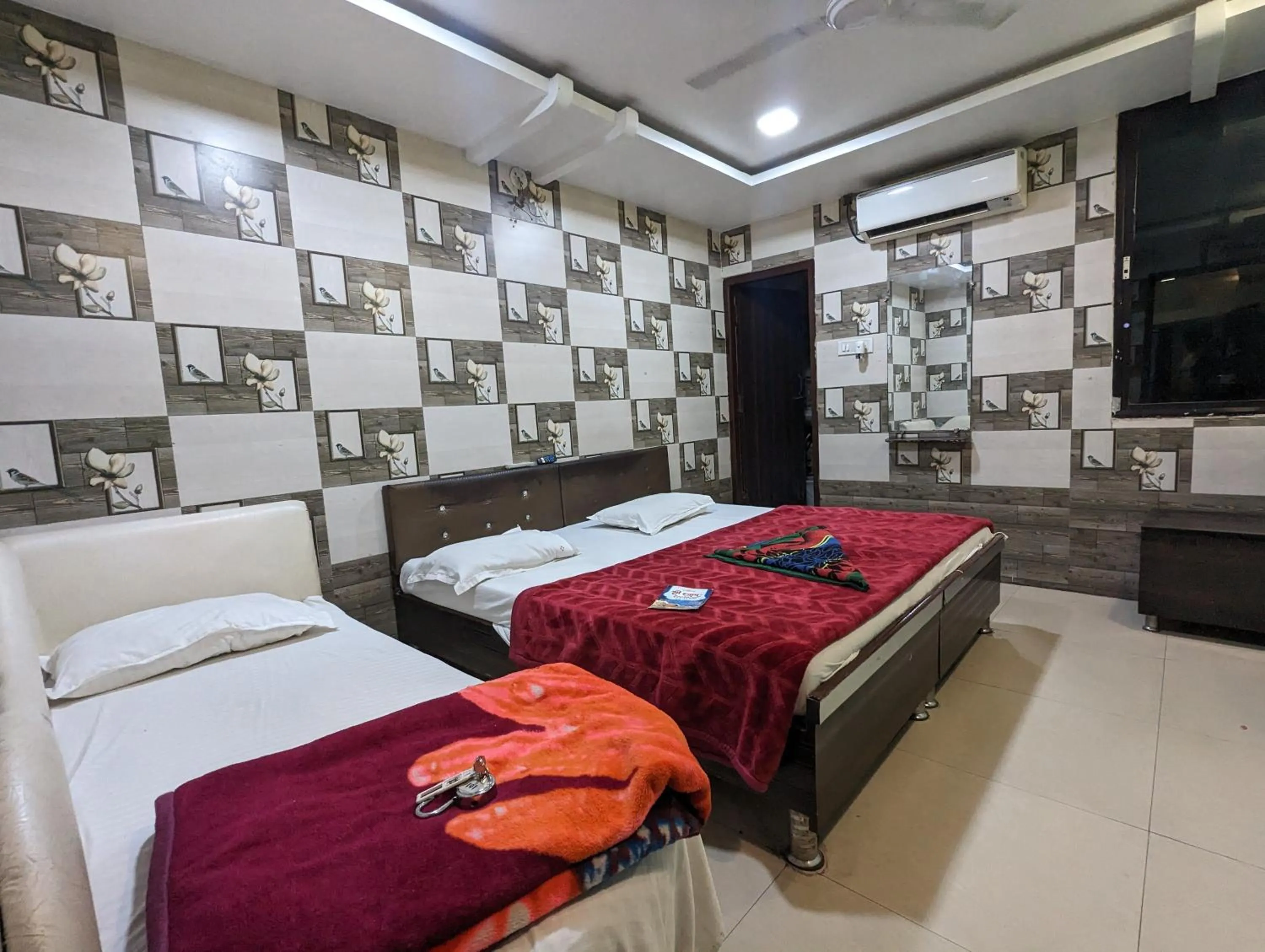 Property building, Bed in Hotel Shikhar Inn