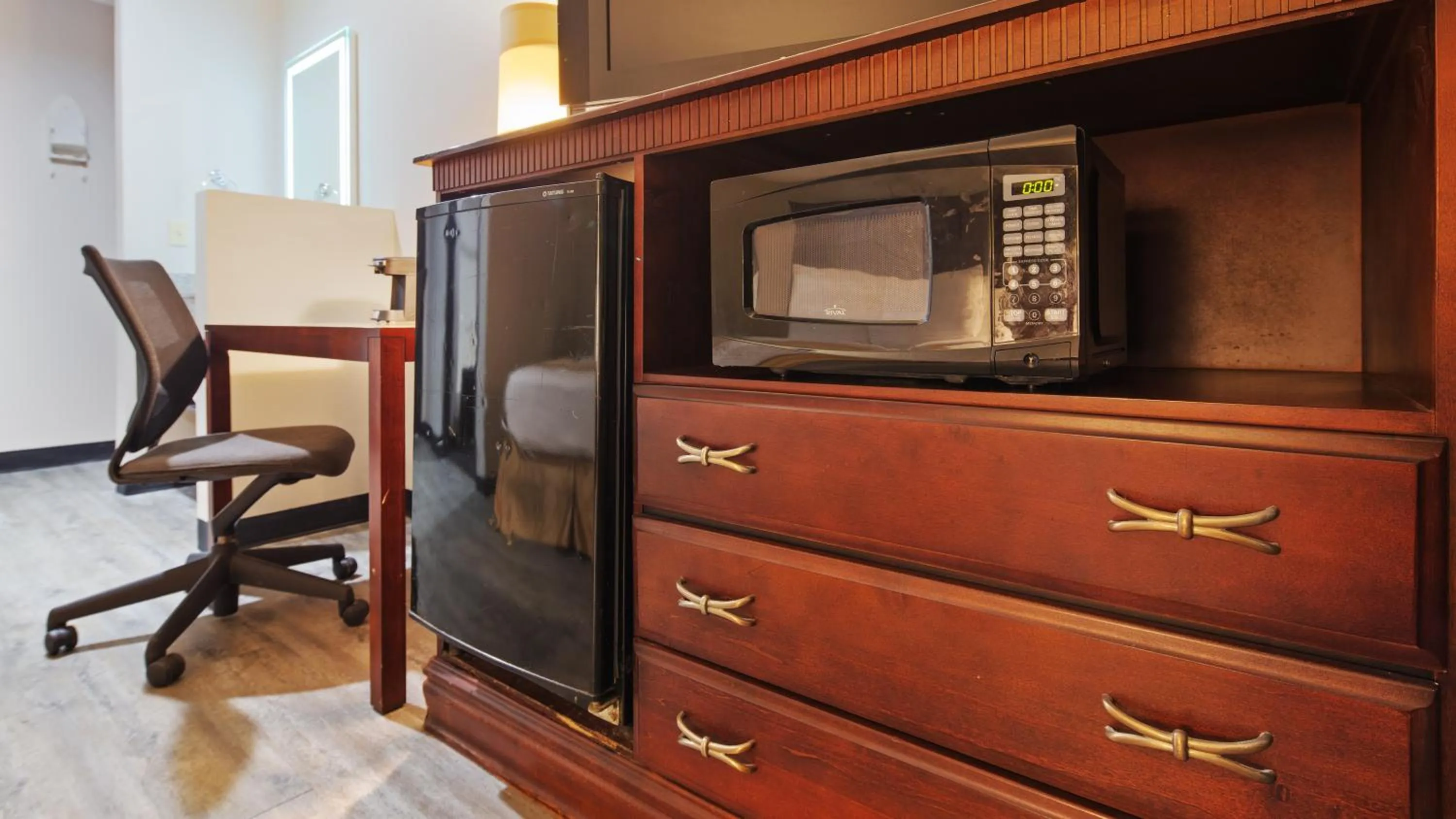 TV and multimedia in SureStay Hotel by Best Western Orange