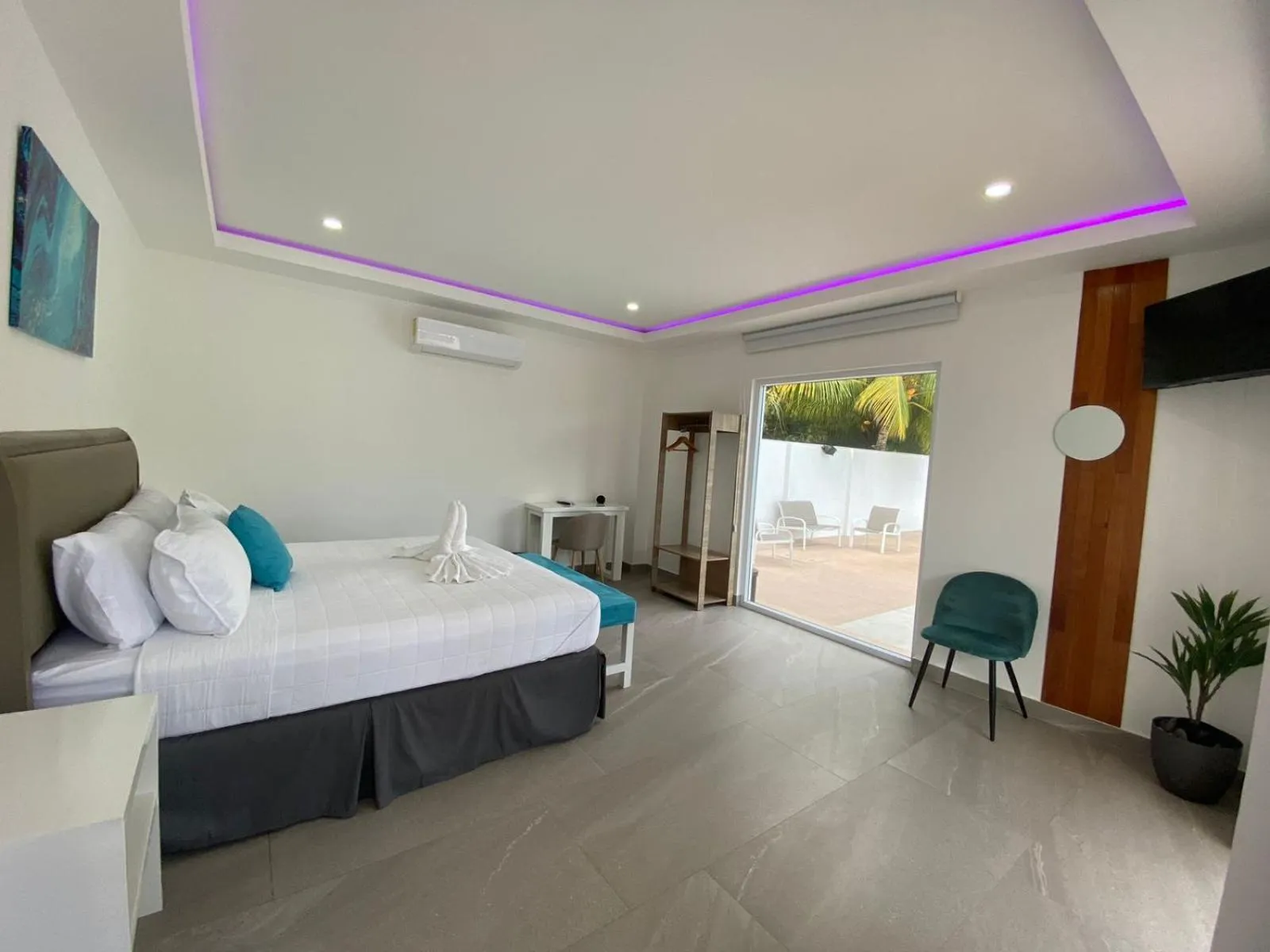 Photo of the whole room, Bed in The Views Resort