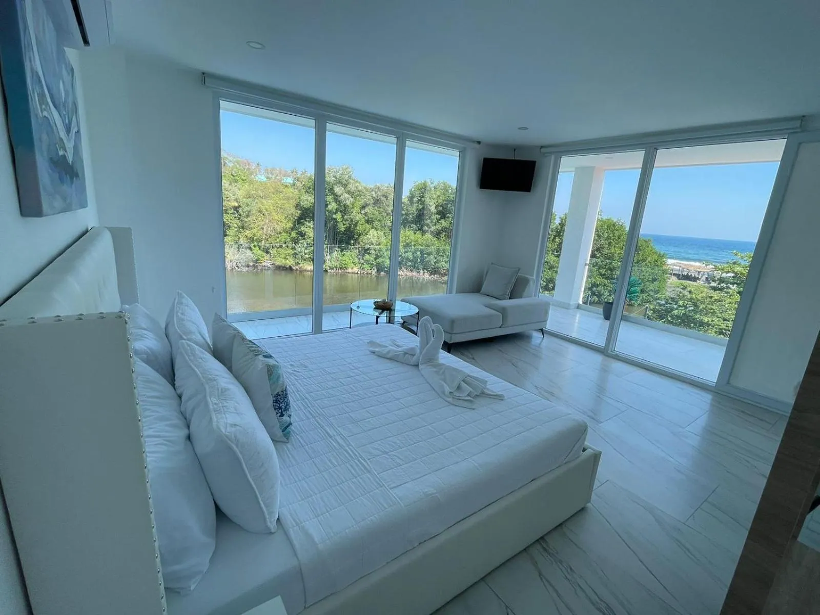 Photo of the whole room, Bed in The Views Resort