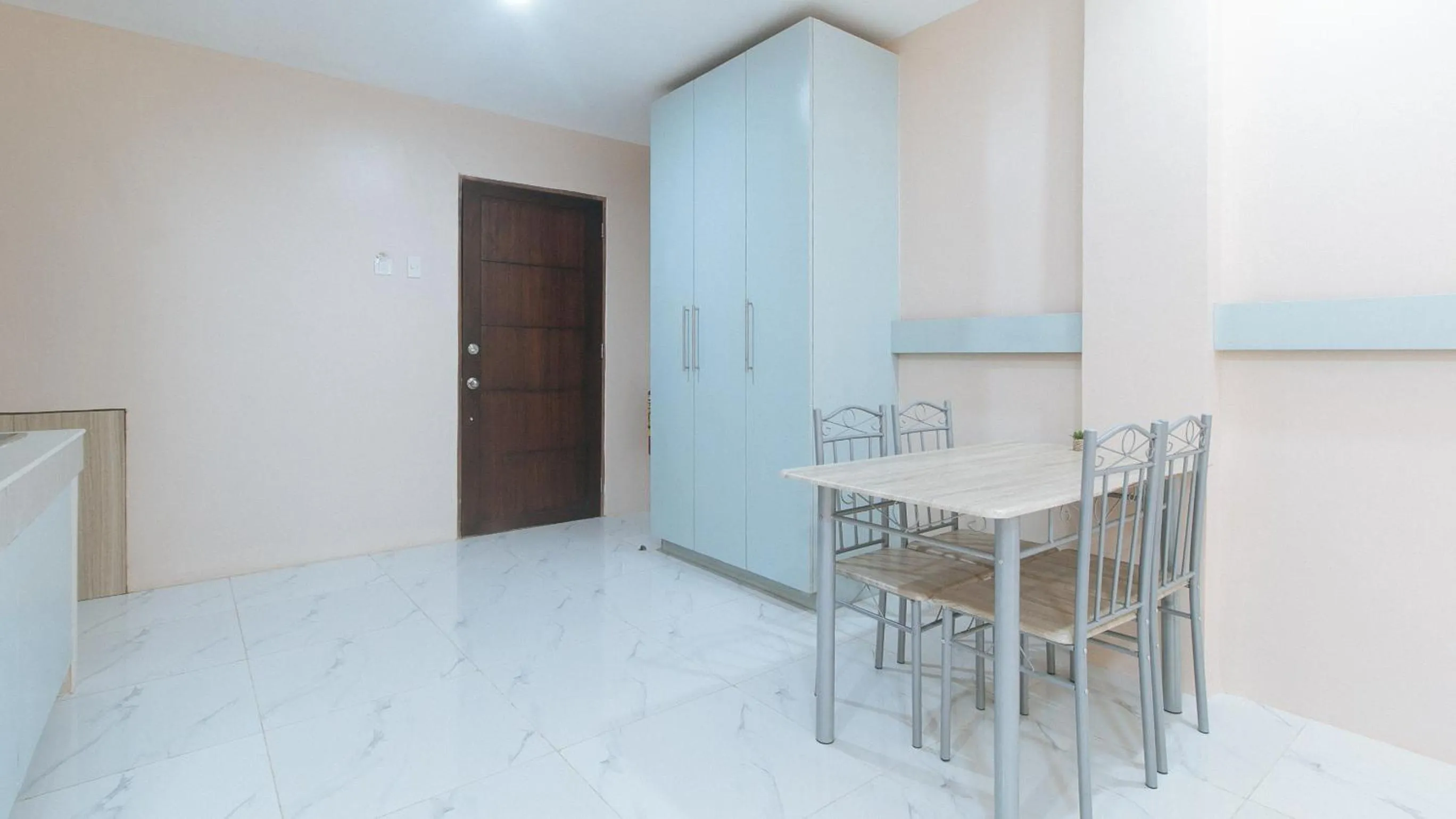 Kitchen or kitchenette in RedDoorz at Happy Stay Apartelle