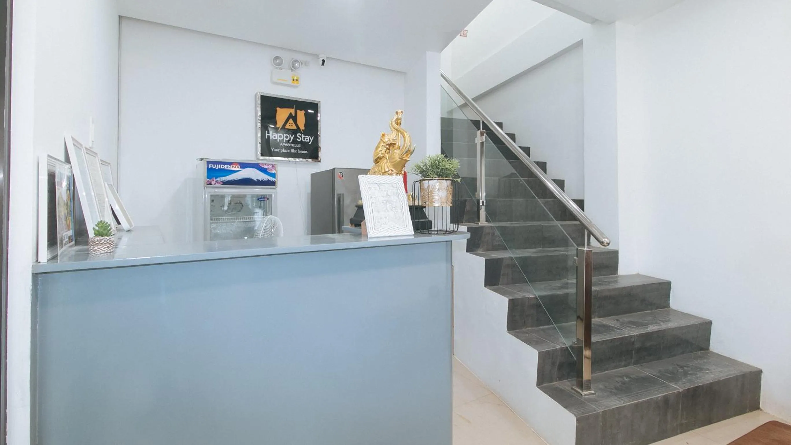 Lobby or reception in RedDoorz at Happy Stay Apartelle