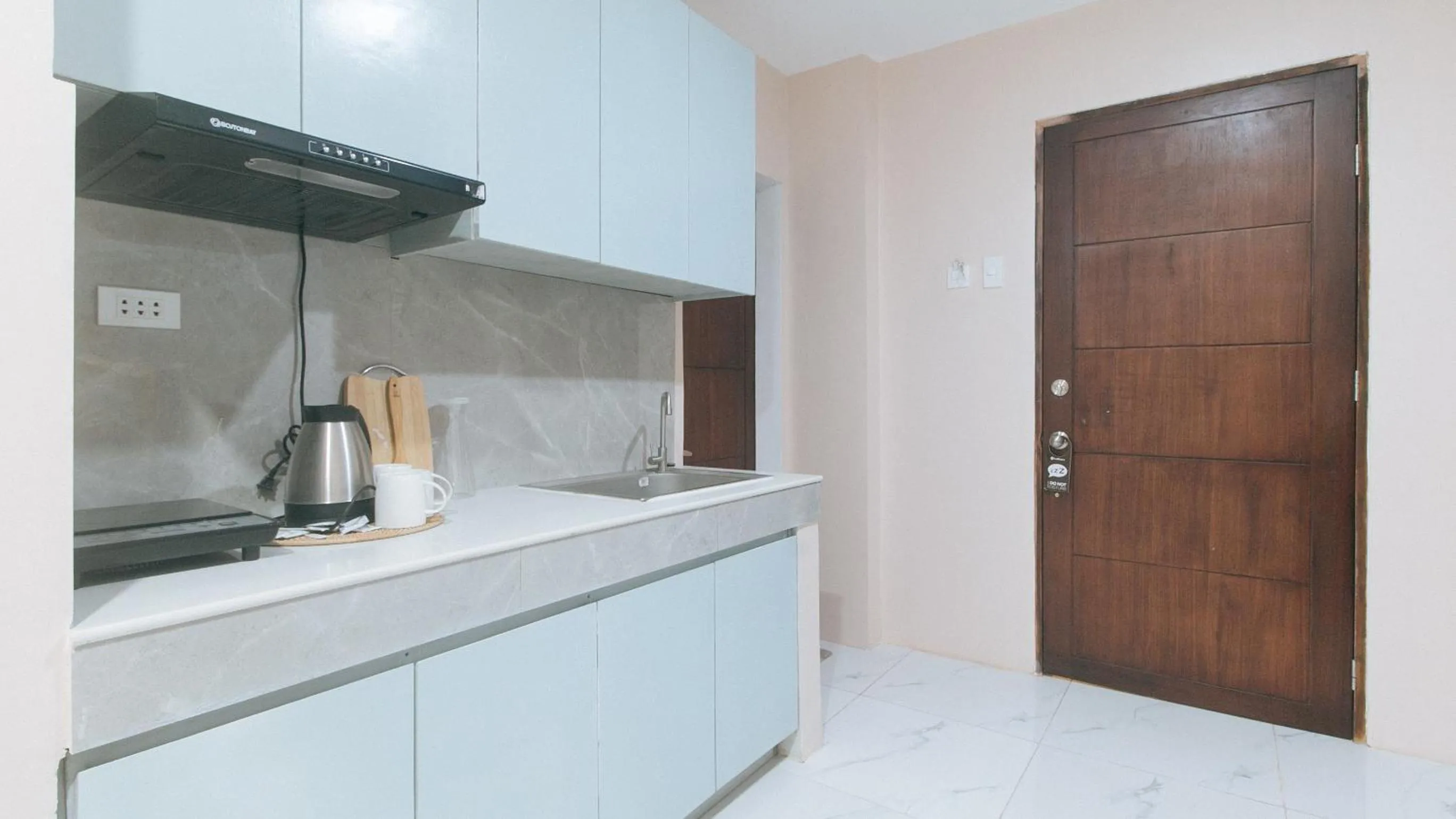 Kitchen or kitchenette in RedDoorz at Happy Stay Apartelle
