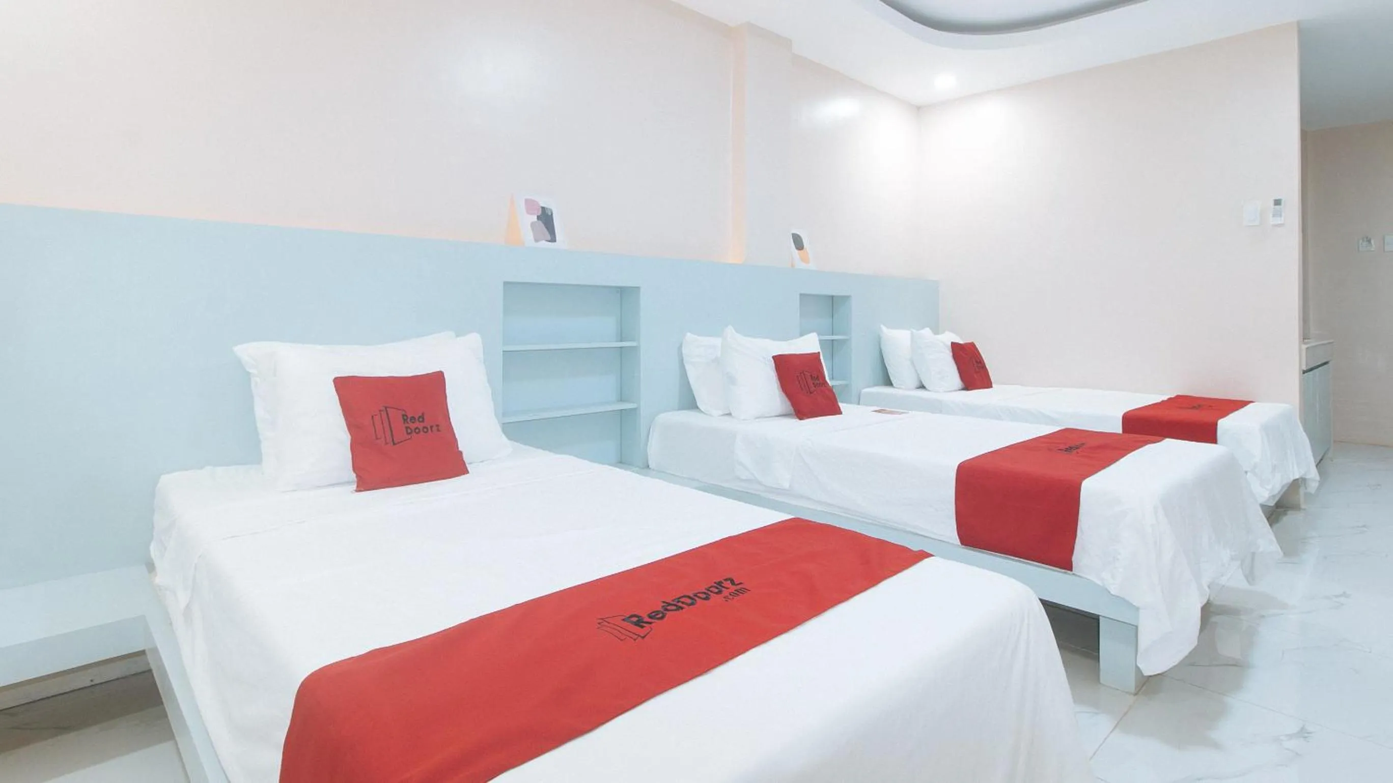 Bed in RedDoorz at Happy Stay Apartelle