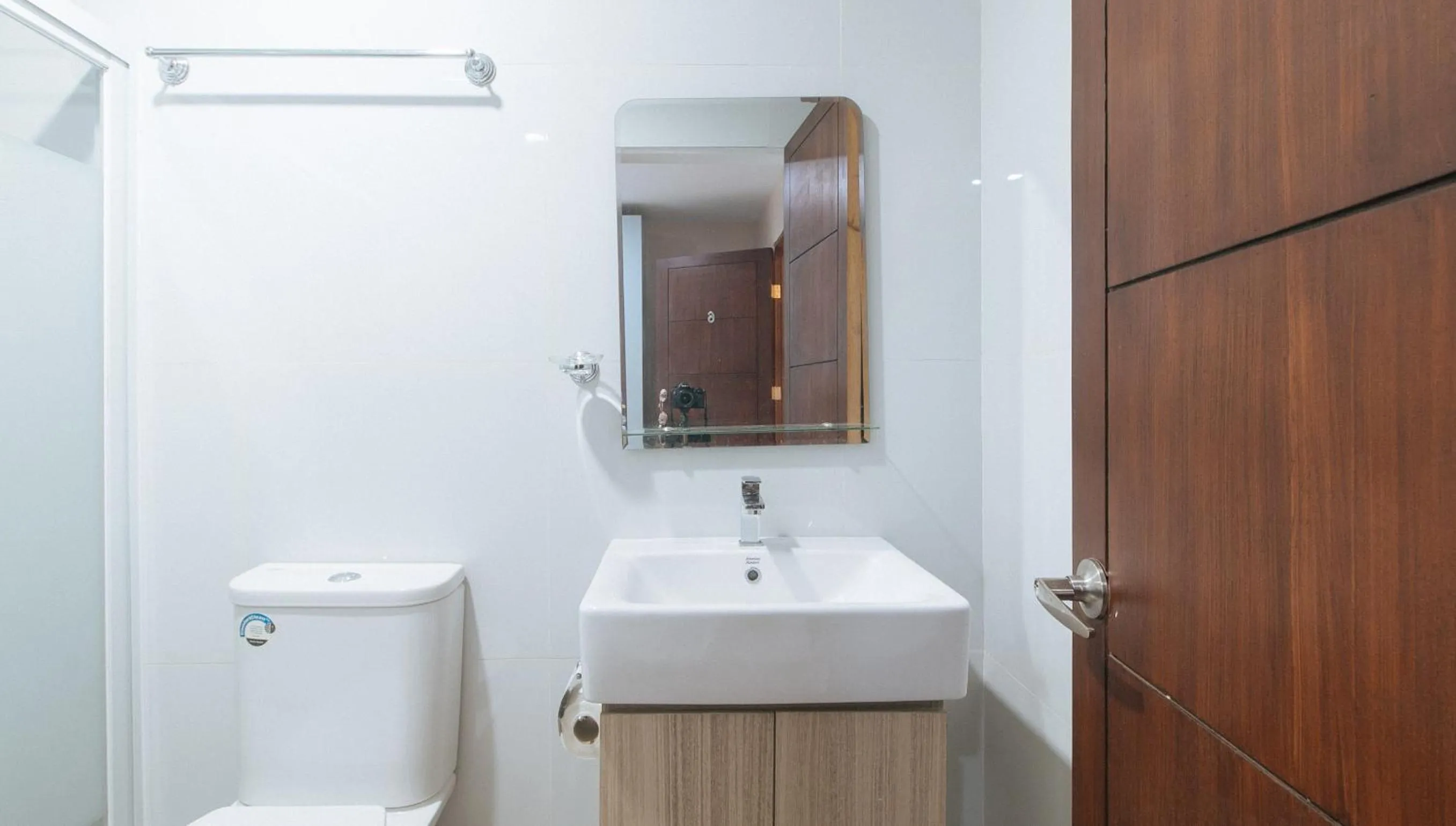 Toilet in RedDoorz at Happy Stay Apartelle