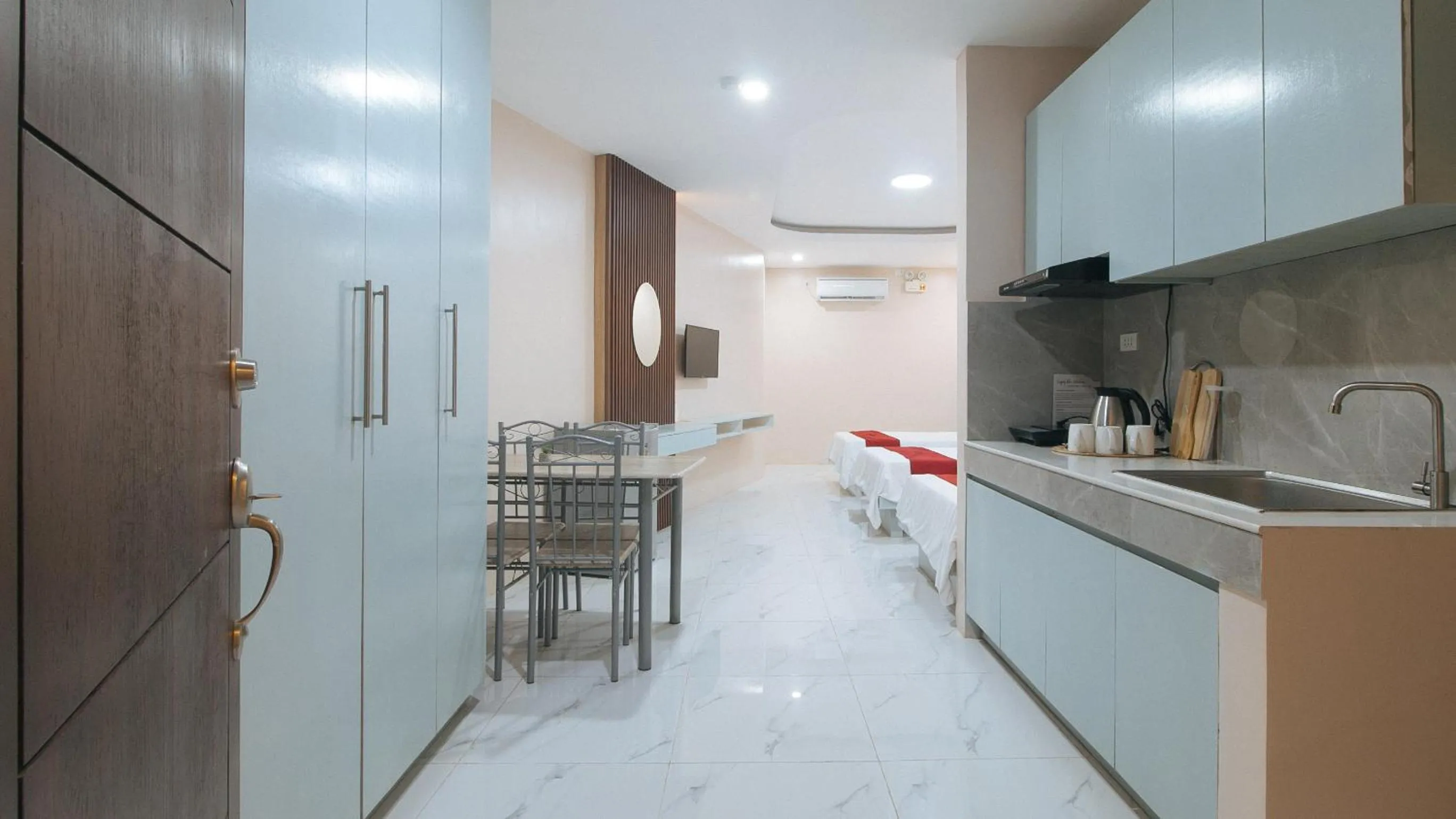 Kitchen or kitchenette in RedDoorz at Happy Stay Apartelle