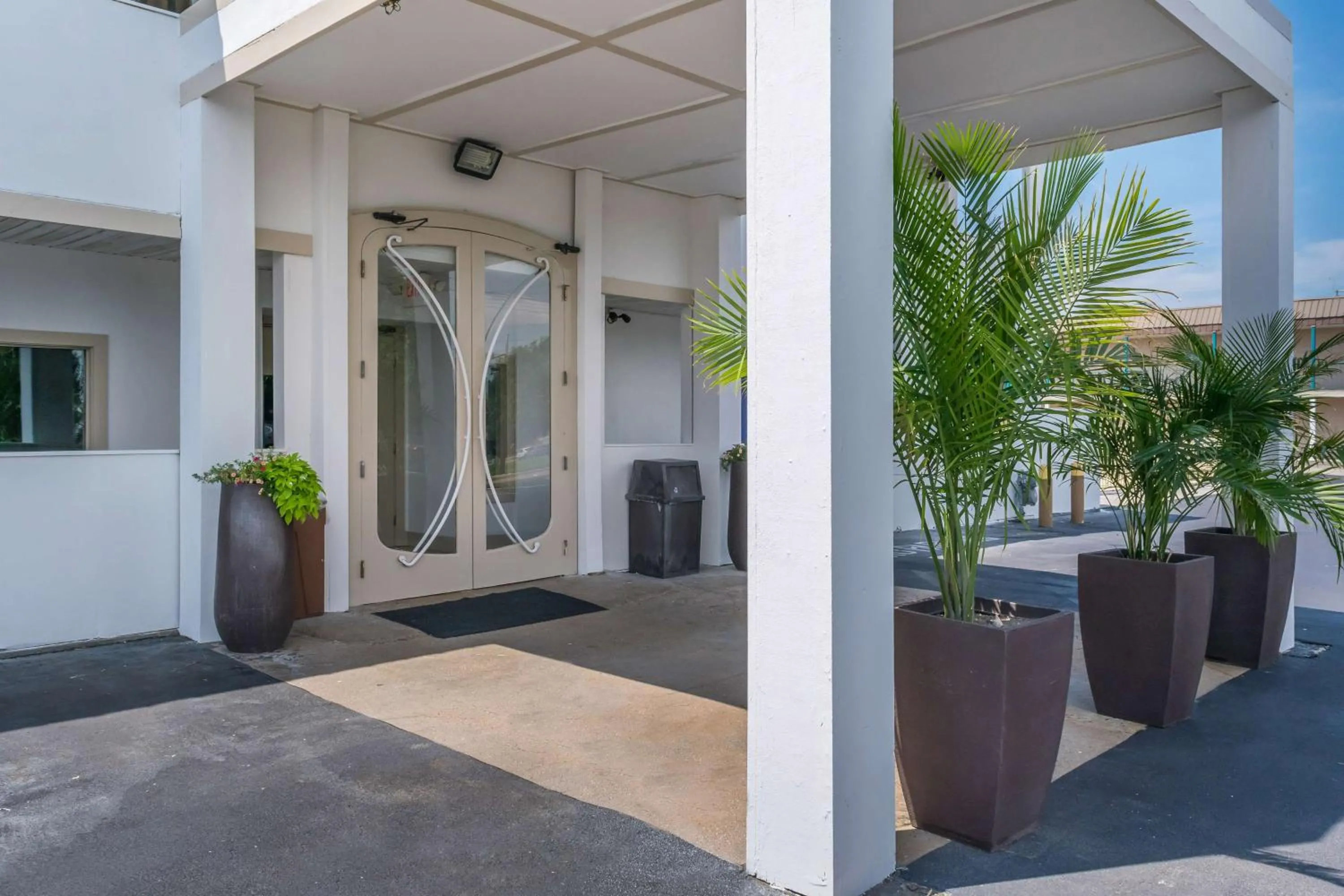 Property building in Motel 75 Monroe