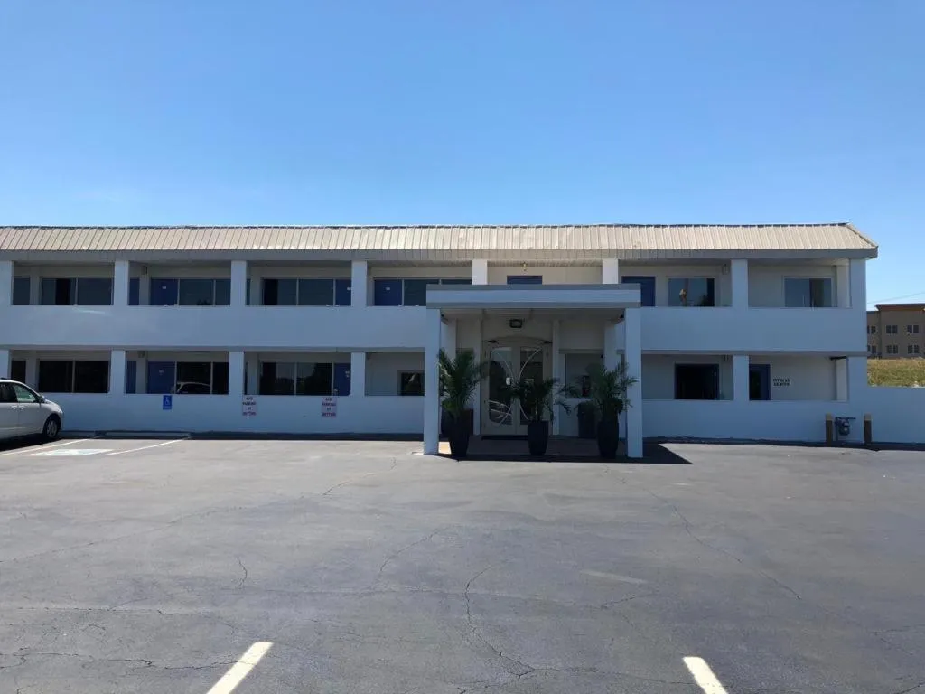 Facade/entrance in Motel 75 Monroe