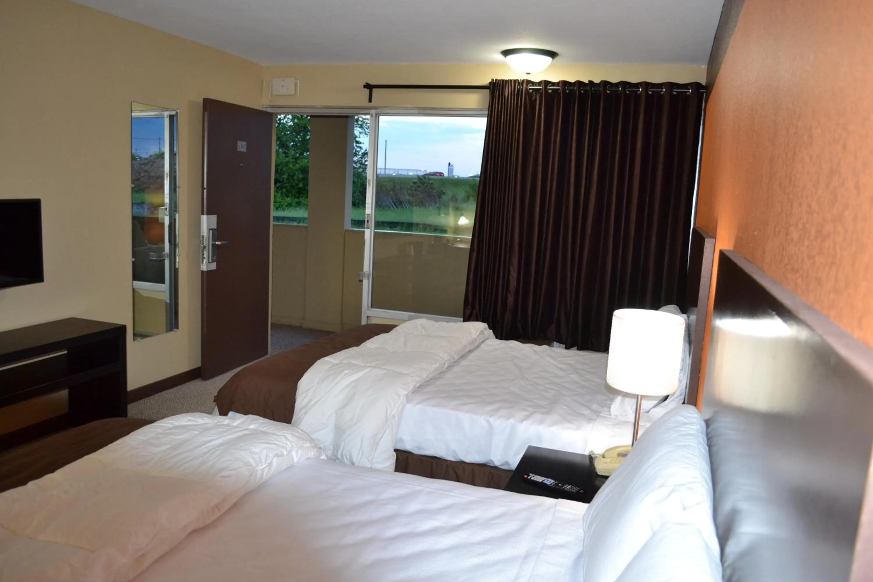 Bed in Motel 75 Monroe