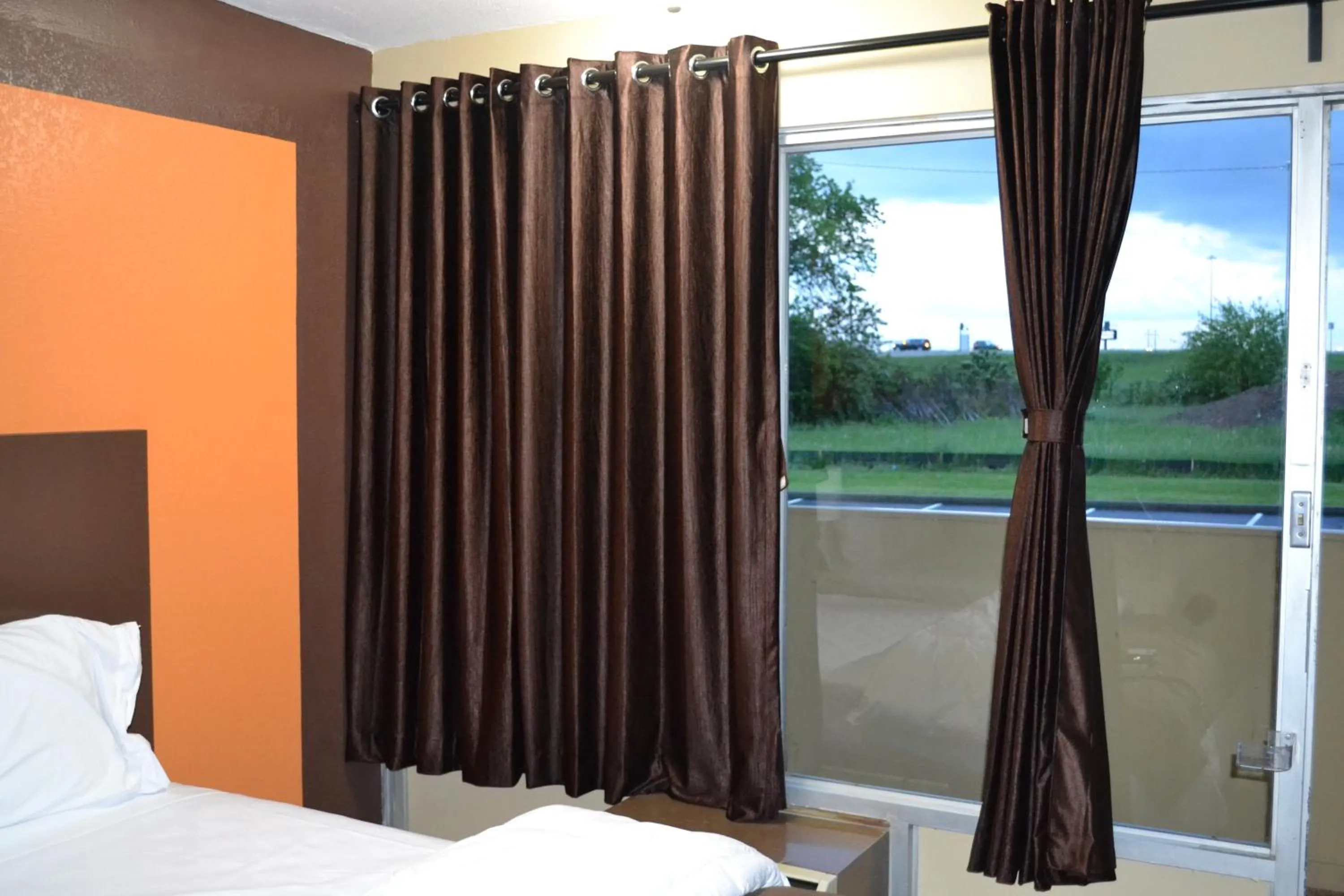 Photo of the whole room, Bed in Motel 75 Monroe