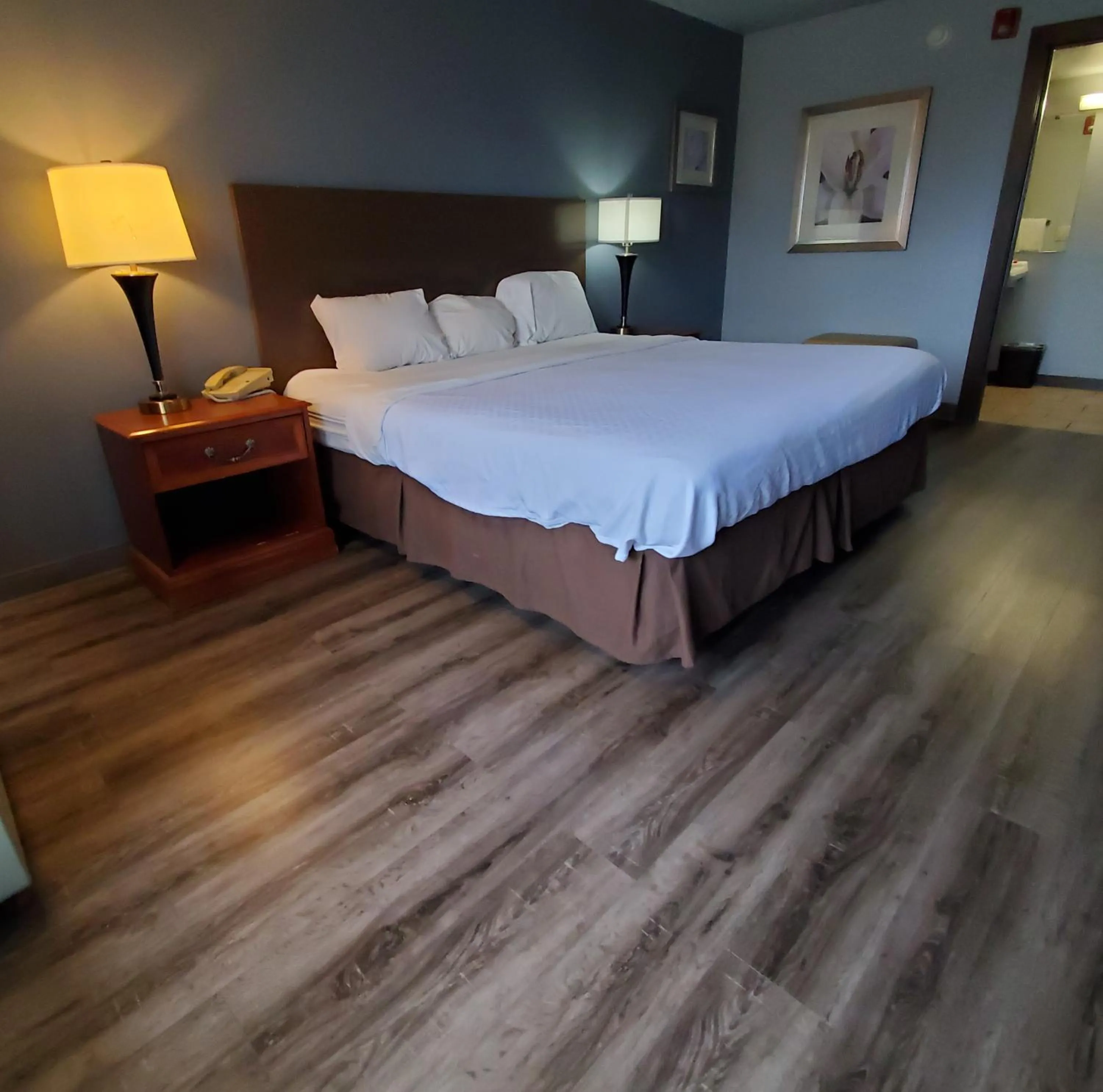 Bed in Motel 75 Monroe