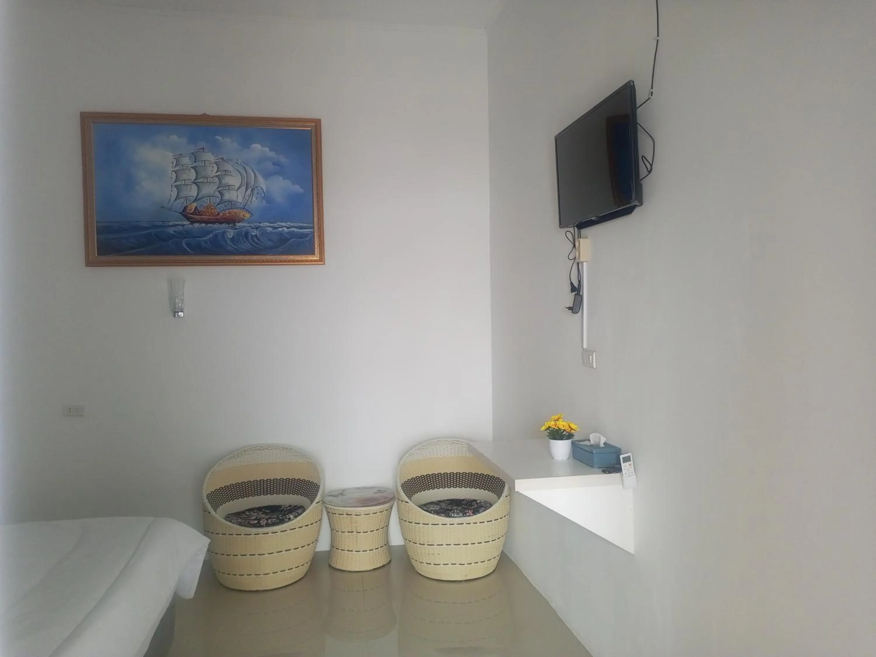 TV and multimedia in Penginapan Lamban Queens Kamar Double Bed Standar Room