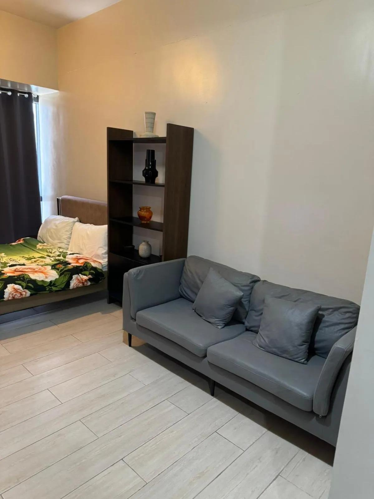 Bed in Henry's Newport Condotel