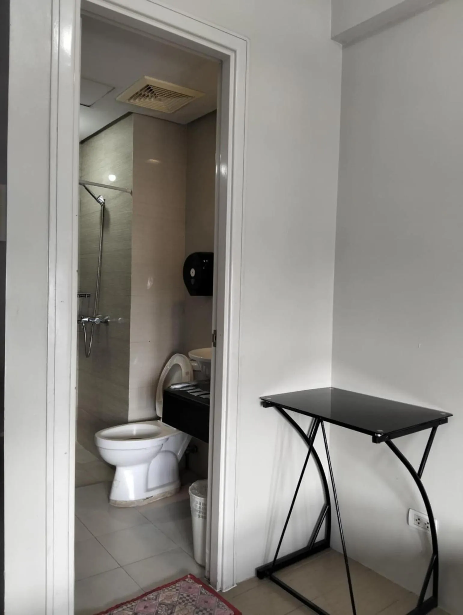 Henry's Newport Condotel