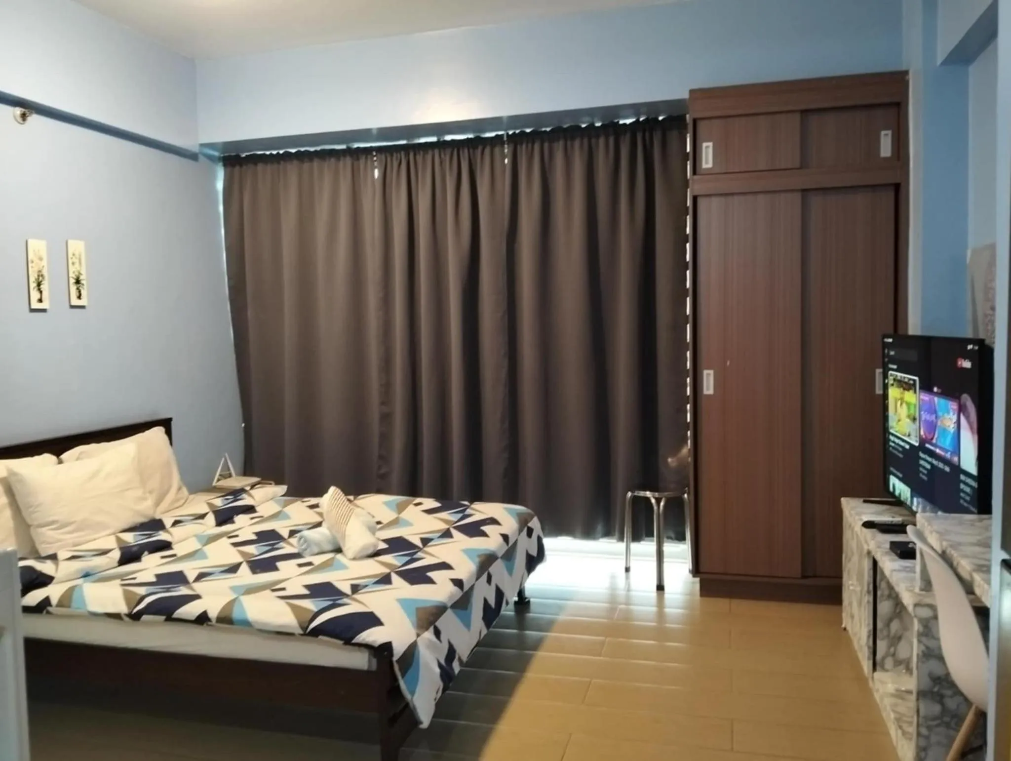 Bed in Henry's Newport Condotel